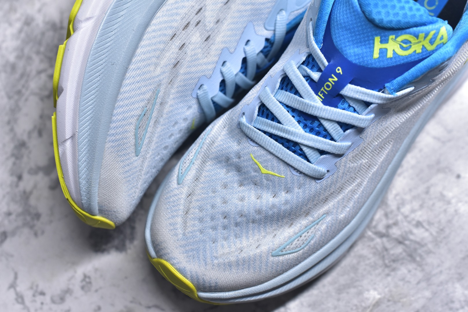 图片[8]-#HOKA ONE ONE Clifton 克里夫顿9代专业性能减震公路跑步鞋 美国特供批次 轻盈透气的针织网面和纱线的使用让鞋面更挺拔 增强鞋面的强度和支撑性能 搭配柔软的鞋舌 让双脚在舒适包裹中跑的更加畅快 全新泡棉中底 柔软的同时增强回弹性能 为不同跑者提供更平稳流畅的脚感 带来全面的缓冲保护 根据人体工程学设计的延长拉襟 后跟处弹软的海绵填充舒适固定 避免掉跟和摩擦 相比上一代光滑的内衬 Clifton 9的内衬增强了摩擦力 避免双脚在鞋内滑动 尺码：36 36.5 37.5 38 38.5 39 40 40.5 41 42 42.5 43 44 44.5 45-选品中心