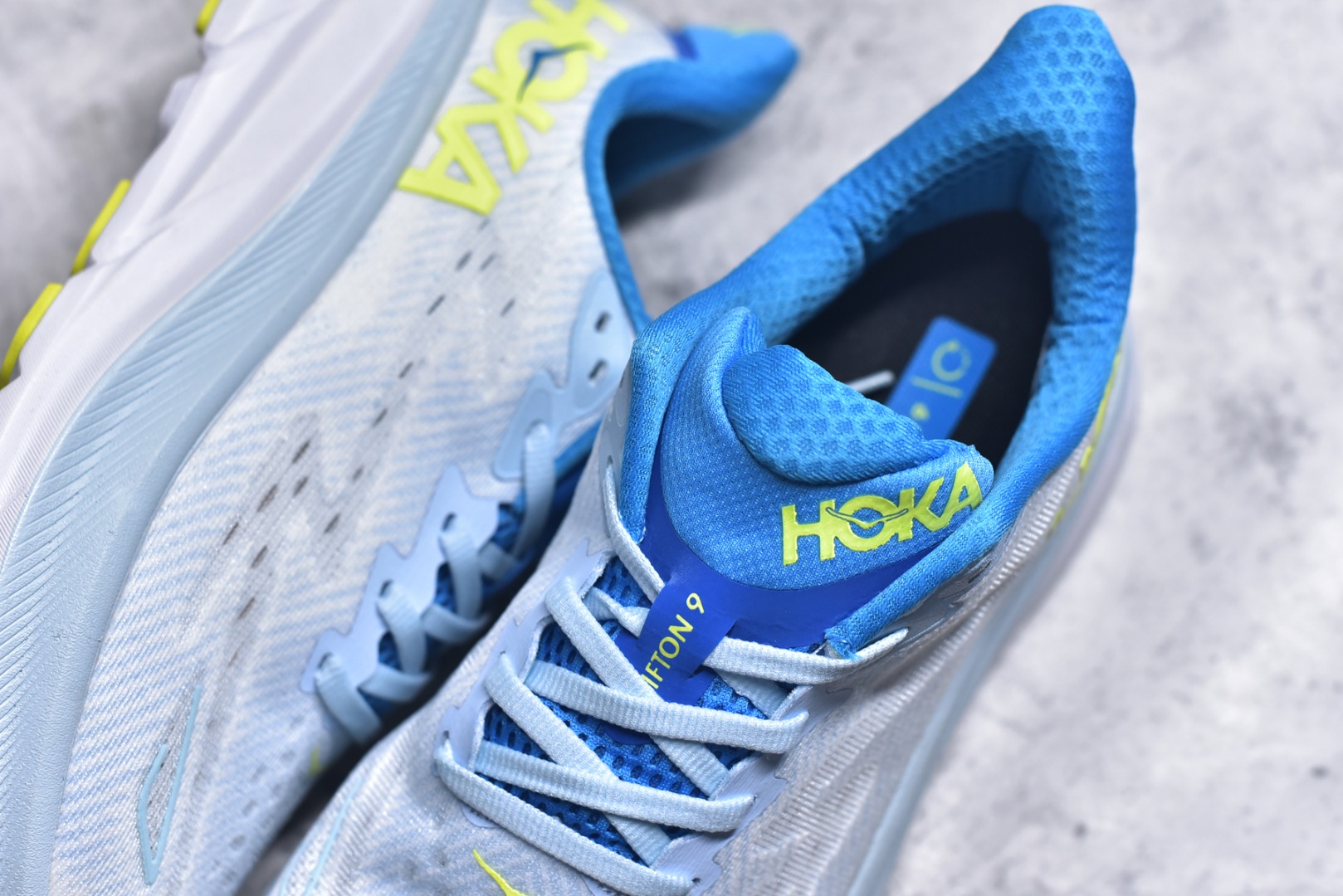 图片[9]-#HOKA ONE ONE Clifton 克里夫顿9代专业性能减震公路跑步鞋 美国特供批次 轻盈透气的针织网面和纱线的使用让鞋面更挺拔 增强鞋面的强度和支撑性能 搭配柔软的鞋舌 让双脚在舒适包裹中跑的更加畅快 全新泡棉中底 柔软的同时增强回弹性能 为不同跑者提供更平稳流畅的脚感 带来全面的缓冲保护 根据人体工程学设计的延长拉襟 后跟处弹软的海绵填充舒适固定 避免掉跟和摩擦 相比上一代光滑的内衬 Clifton 9的内衬增强了摩擦力 避免双脚在鞋内滑动 尺码：36 36.5 37.5 38 38.5 39 40 40.5 41 42 42.5 43 44 44.5 45-选品中心