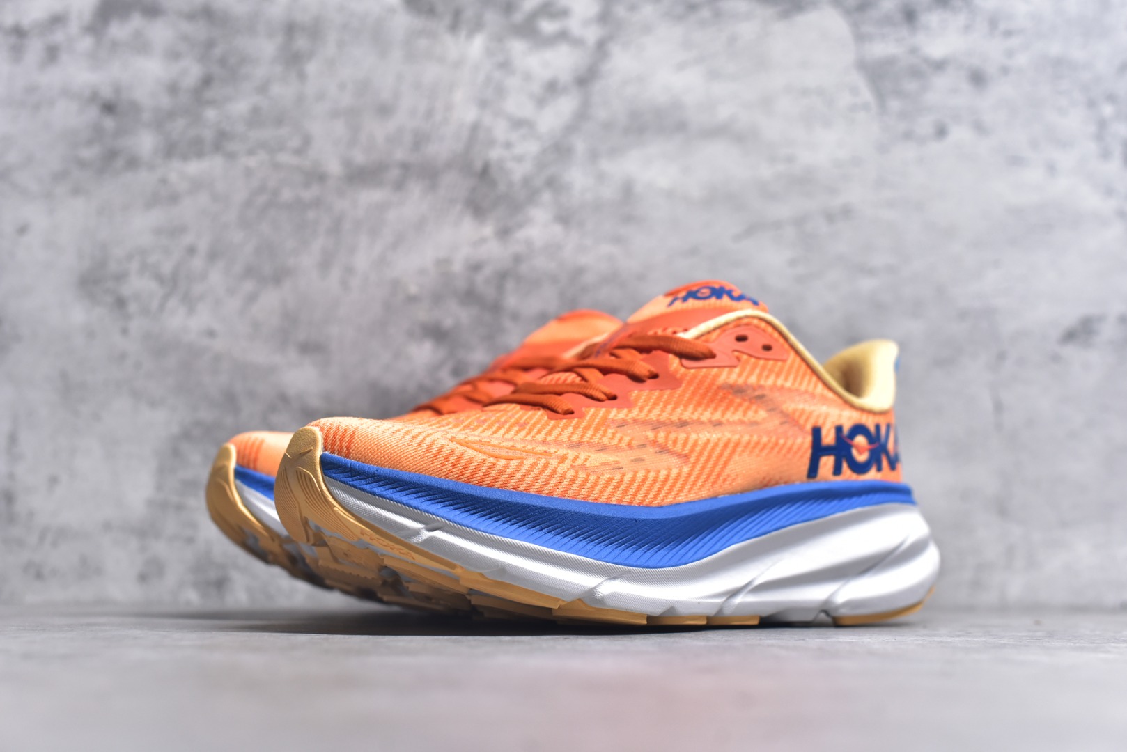 图片[2]-#HOKA ONE ONE Clifton 克里夫顿9代专业性能减震公路跑步鞋 美国特供批次 轻盈透气的针织网面和纱线的使用让鞋面更挺拔 增强鞋面的强度和支撑性能 搭配柔软的鞋舌 让双脚在舒适包裹中跑的更加畅快 全新泡棉中底 柔软的同时增强回弹性能 为不同跑者提供更平稳流畅的脚感 带来全面的缓冲保护 根据人体工程学设计的延长拉襟 后跟处弹软的海绵填充舒适固定 避免掉跟和摩擦 相比上一代光滑的内衬 Clifton 9的内衬增强了摩擦力 避免双脚在鞋内滑动 尺码：36 36.5 37.5 38 38.5 39 40 40.5 41 42 42.5 43 44 44.5 45-选品中心