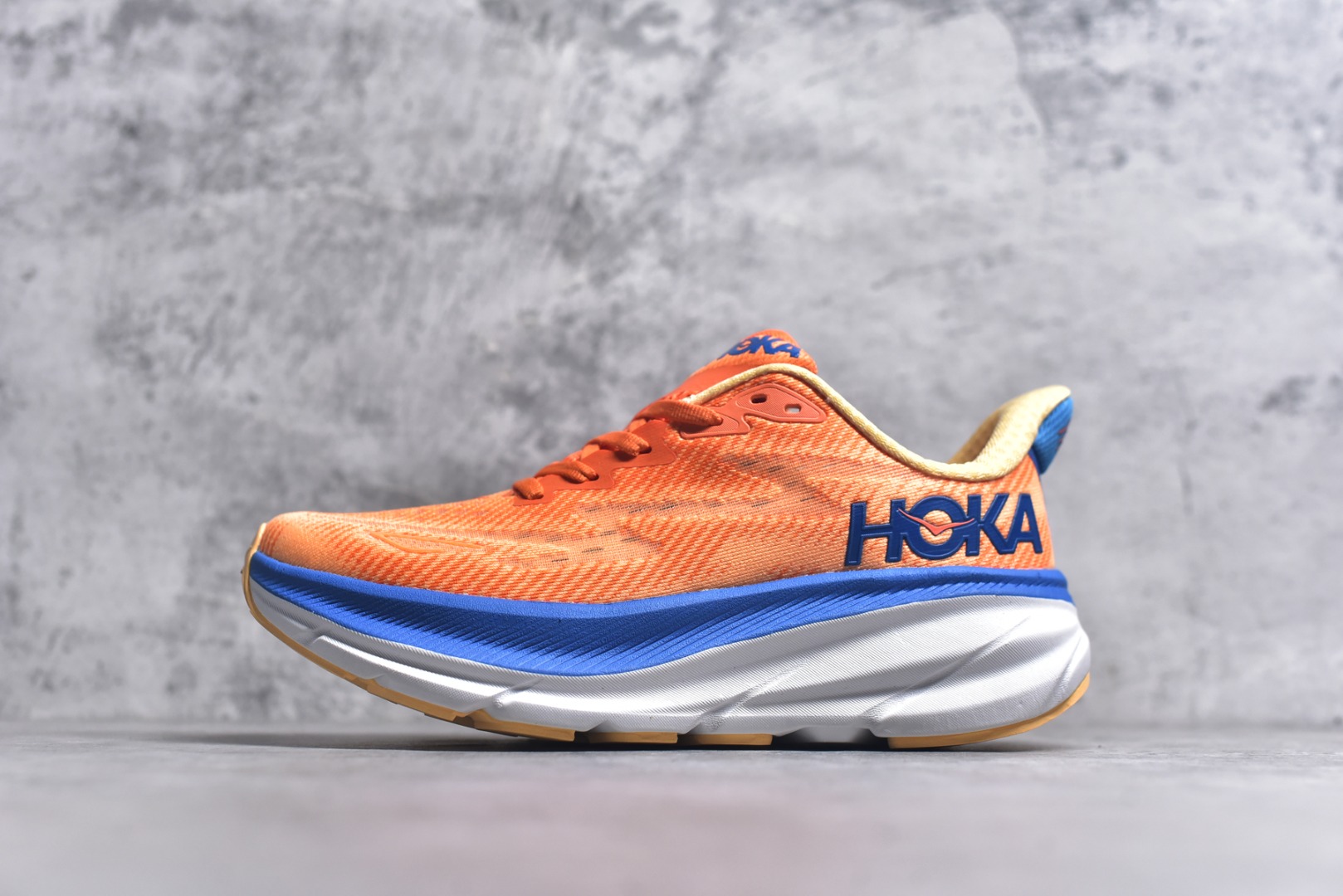 #HOKA ONE ONE Clifton 克里夫顿9代专业性能减震公路跑步鞋 美国特供批次 轻盈透气的针织网面和纱线的使用让鞋面更挺拔 增强鞋面的强度和支撑性能 搭配柔软的鞋舌 让双脚在舒适包裹中跑的更加畅快 全新泡棉中底 柔软的同时增强回弹性能 为不同跑者提供更平稳流畅的脚感 带来全面的缓冲保护 根据人体工程学设计的延长拉襟 后跟处弹软的海绵填充舒适固定 避免掉跟和摩擦 相比上一代光滑的内衬 Clifton 9的内衬增强了摩擦力 避免双脚在鞋内滑动 尺码：36 36.5 37.5 38 38.5 39 40 40.5 41 42 42.5 43 44 44.5 45-选品中心