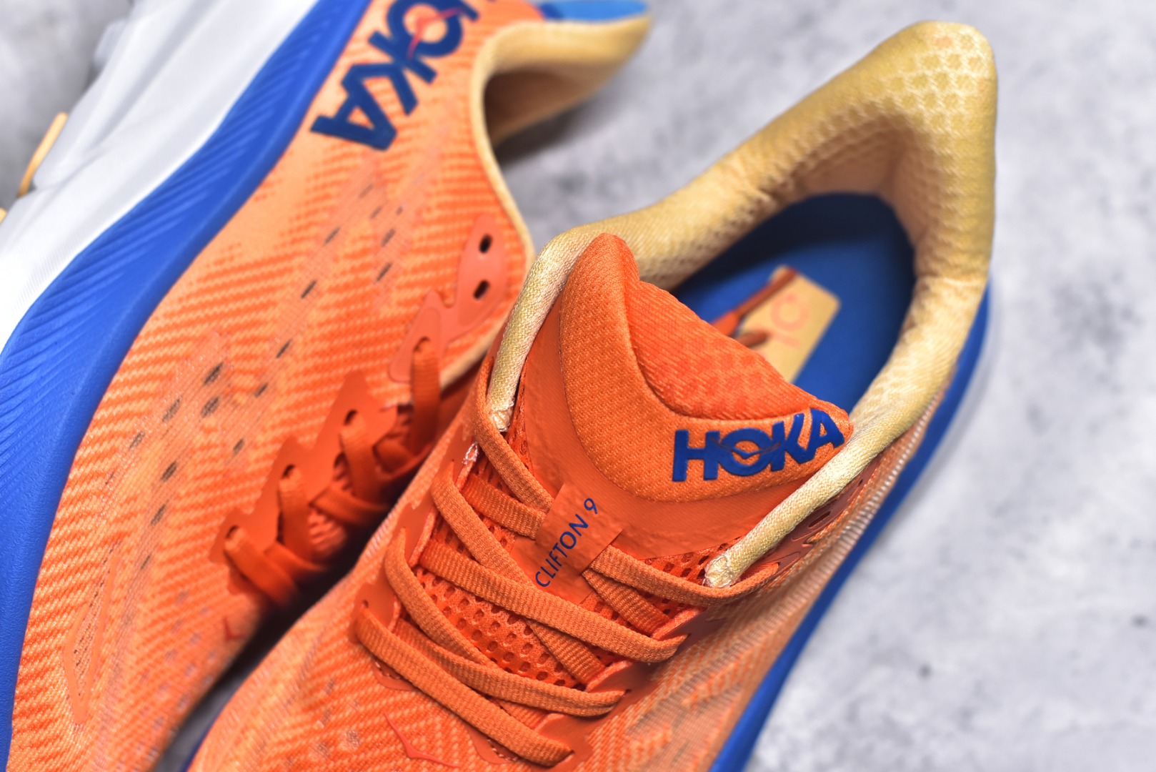 图片[9]-#HOKA ONE ONE Clifton 克里夫顿9代专业性能减震公路跑步鞋 美国特供批次 轻盈透气的针织网面和纱线的使用让鞋面更挺拔 增强鞋面的强度和支撑性能 搭配柔软的鞋舌 让双脚在舒适包裹中跑的更加畅快 全新泡棉中底 柔软的同时增强回弹性能 为不同跑者提供更平稳流畅的脚感 带来全面的缓冲保护 根据人体工程学设计的延长拉襟 后跟处弹软的海绵填充舒适固定 避免掉跟和摩擦 相比上一代光滑的内衬 Clifton 9的内衬增强了摩擦力 避免双脚在鞋内滑动 尺码：36 36.5 37.5 38 38.5 39 40 40.5 41 42 42.5 43 44 44.5 45-选品中心