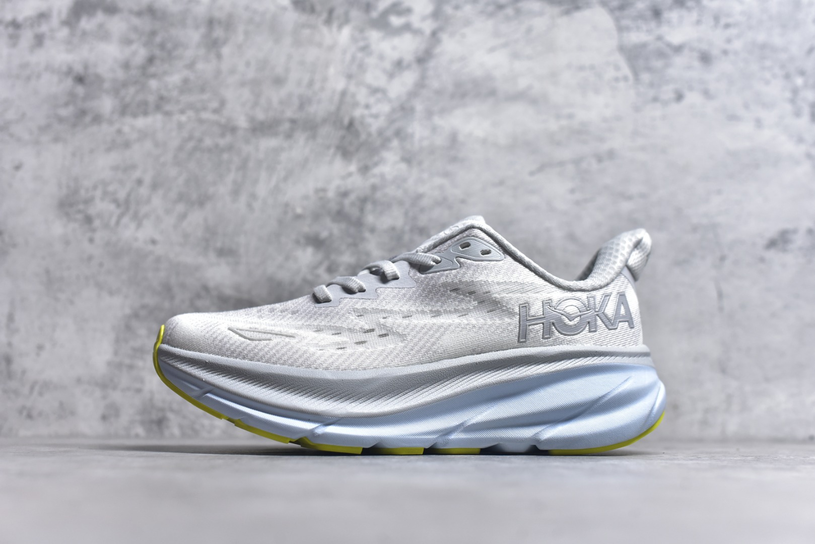 #HOKA ONE ONE Clifton 克里夫顿9代专业性能减震公路跑步鞋 美国特供批次 轻盈透气的针织网面和纱线的使用让鞋面更挺拔 增强鞋面的强度和支撑性能 搭配柔软的鞋舌 让双脚在舒适包裹中跑的更加畅快 全新泡棉中底 柔软的同时增强回弹性能 为不同跑者提供更平稳流畅的脚感 带来全面的缓冲保护 根据人体工程学设计的延长拉襟 后跟处弹软的海绵填充舒适固定 避免掉跟和摩擦 相比上一代光滑的内衬 Clifton 9的内衬增强了摩擦力 避免双脚在鞋内滑动 尺码：36 36.5 37.5 38 38.5 39 40 40.5 41 42 42.5 43 44 44.5 45-选品中心