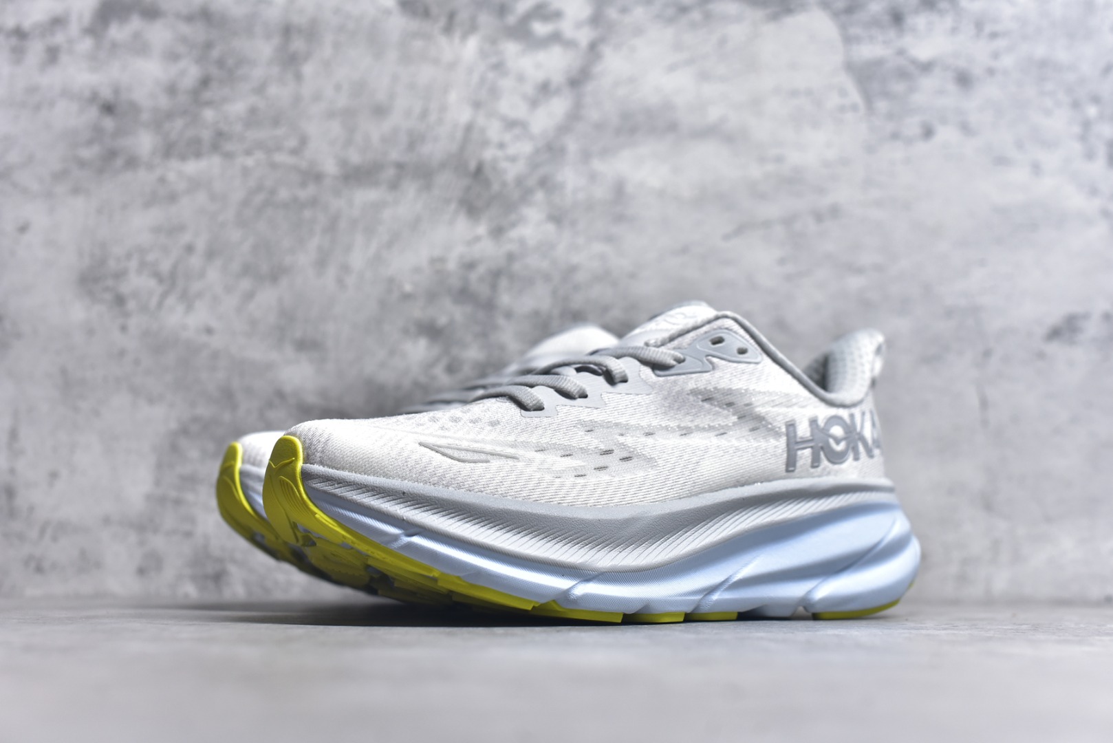 图片[2]-#HOKA ONE ONE Clifton 克里夫顿9代专业性能减震公路跑步鞋 美国特供批次 轻盈透气的针织网面和纱线的使用让鞋面更挺拔 增强鞋面的强度和支撑性能 搭配柔软的鞋舌 让双脚在舒适包裹中跑的更加畅快 全新泡棉中底 柔软的同时增强回弹性能 为不同跑者提供更平稳流畅的脚感 带来全面的缓冲保护 根据人体工程学设计的延长拉襟 后跟处弹软的海绵填充舒适固定 避免掉跟和摩擦 相比上一代光滑的内衬 Clifton 9的内衬增强了摩擦力 避免双脚在鞋内滑动 尺码：36 36.5 37.5 38 38.5 39 40 40.5 41 42 42.5 43 44 44.5 45-选品中心