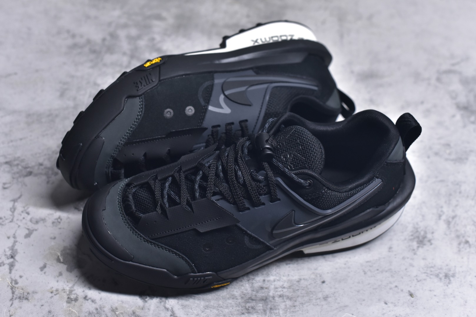 图片[7]-#Sacai x NK Zegamadome SP 联名款舒适防滑耐磨低帮生活休闲鞋 HQ8618-001 整双鞋采用了 Zoom X 缓震科技和 Vibram 外底 在保证舒适度的同时又兼顾了耐用性 并且提供了出色的抓地力 鞋面则是全新 ZoomX Zegama 科技 将网眼和绒面革材质融合而成的全新科技面料 兼顾透气性与耐用性 尺码：36 36.5 37.5 38 38.5 39 40 40.5 41 42 42.5 43 44 44.5 45 46-选品中心