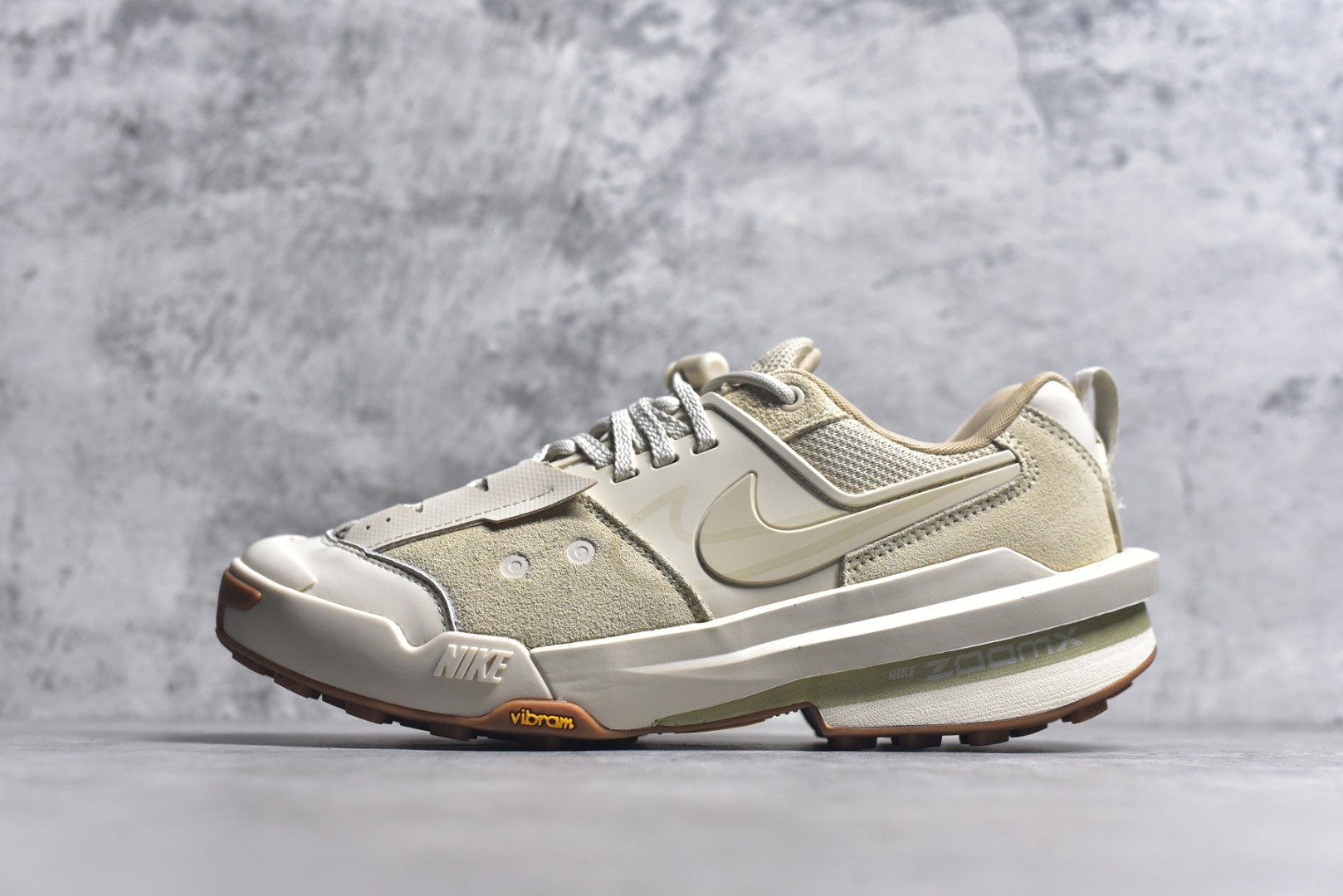 #Sacai x NK Zegamadome SP 联名款舒适防滑耐磨低帮生活休闲鞋 HQ8618-100 整双鞋采用了 Zoom X 缓震科技和 Vibram 外底 在保证舒适度的同时又兼顾了耐用性 并且提供了出色的抓地力 鞋面则是全新 ZoomX Zegama 科技 将网眼和绒面革材质融合而成的全新科技面料 兼顾透气性与耐用性 尺码：36 36.5 37.5 38 38.5 39 40 40.5 41 42 42.5 43 44 44.5 45 46-选品中心