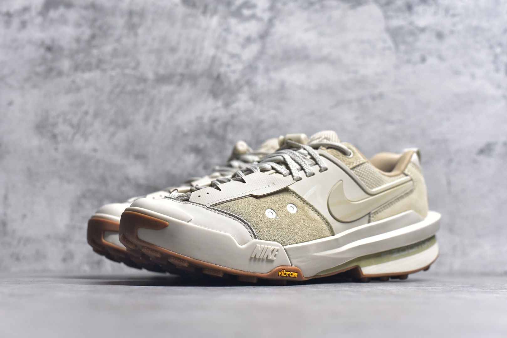 图片[2]-#Sacai x NK Zegamadome SP 联名款舒适防滑耐磨低帮生活休闲鞋 HQ8618-100 整双鞋采用了 Zoom X 缓震科技和 Vibram 外底 在保证舒适度的同时又兼顾了耐用性 并且提供了出色的抓地力 鞋面则是全新 ZoomX Zegama 科技 将网眼和绒面革材质融合而成的全新科技面料 兼顾透气性与耐用性 尺码：36 36.5 37.5 38 38.5 39 40 40.5 41 42 42.5 43 44 44.5 45 46-选品中心