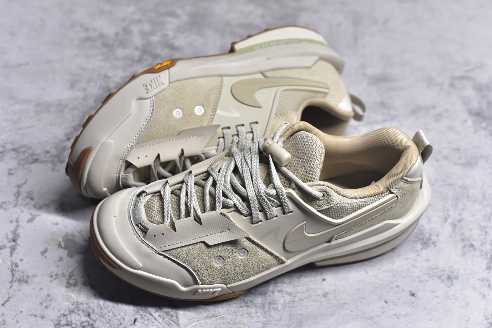 图片[7]-#Sacai x NK Zegamadome SP 联名款舒适防滑耐磨低帮生活休闲鞋 HQ8618-100 整双鞋采用了 Zoom X 缓震科技和 Vibram 外底 在保证舒适度的同时又兼顾了耐用性 并且提供了出色的抓地力 鞋面则是全新 ZoomX Zegama 科技 将网眼和绒面革材质融合而成的全新科技面料 兼顾透气性与耐用性 尺码：36 36.5 37.5 38 38.5 39 40 40.5 41 42 42.5 43 44 44.5 45 46-选品中心