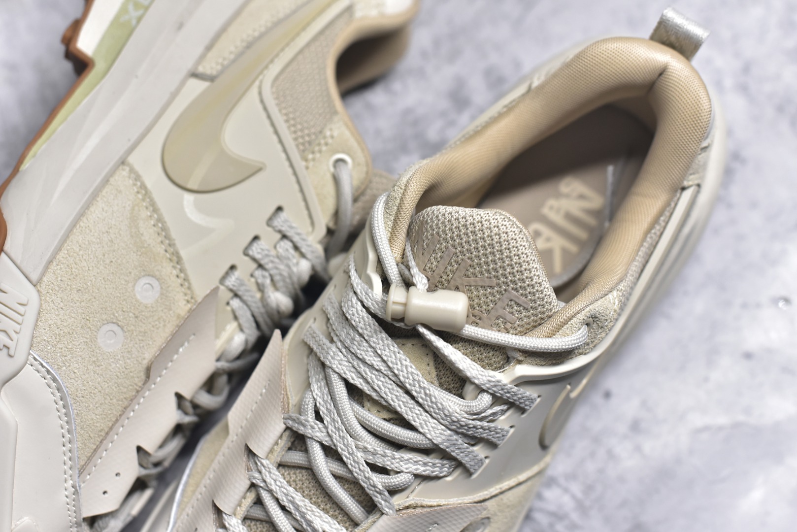 图片[9]-#Sacai x NK Zegamadome SP 联名款舒适防滑耐磨低帮生活休闲鞋 HQ8618-100 整双鞋采用了 Zoom X 缓震科技和 Vibram 外底 在保证舒适度的同时又兼顾了耐用性 并且提供了出色的抓地力 鞋面则是全新 ZoomX Zegama 科技 将网眼和绒面革材质融合而成的全新科技面料 兼顾透气性与耐用性 尺码：36 36.5 37.5 38 38.5 39 40 40.5 41 42 42.5 43 44 44.5 45 46-选品中心