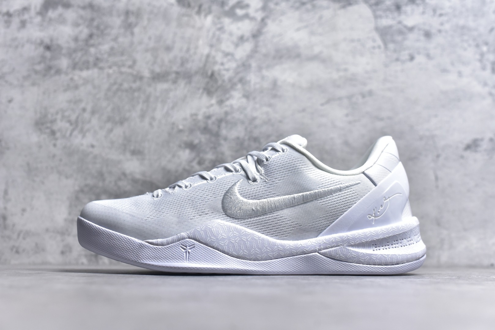 #NK Zoom Kobe Ⅷ System 科比8代复刻实战运动低帮文化篮球鞋 纯白白龙 FJ9364-100 完美复刻公司货 React科技鞋垫加持 实战配置直接拉满 原楦纸板开发 鞋身流线型、后跟塑形 区分土肥圆 原厂针织鞋面一针一线匹配原版 全身鞋材卡料色独家定制 唯一万针立体刺绣SWOOSH 真实底模最大50.5 实战利器 专供海外市场 独立原厂模具 首批不拼图大几率过验 亲测已过 支持各种高强度实战 无需担心 补货周期极长 脚宽建议买大半码 科比系列前掌偏窄 支持七天无理由退换 尺码： 40 40.5 41 42 42.5 43 44 44.5 45 46 47.5 48.5-选品中心