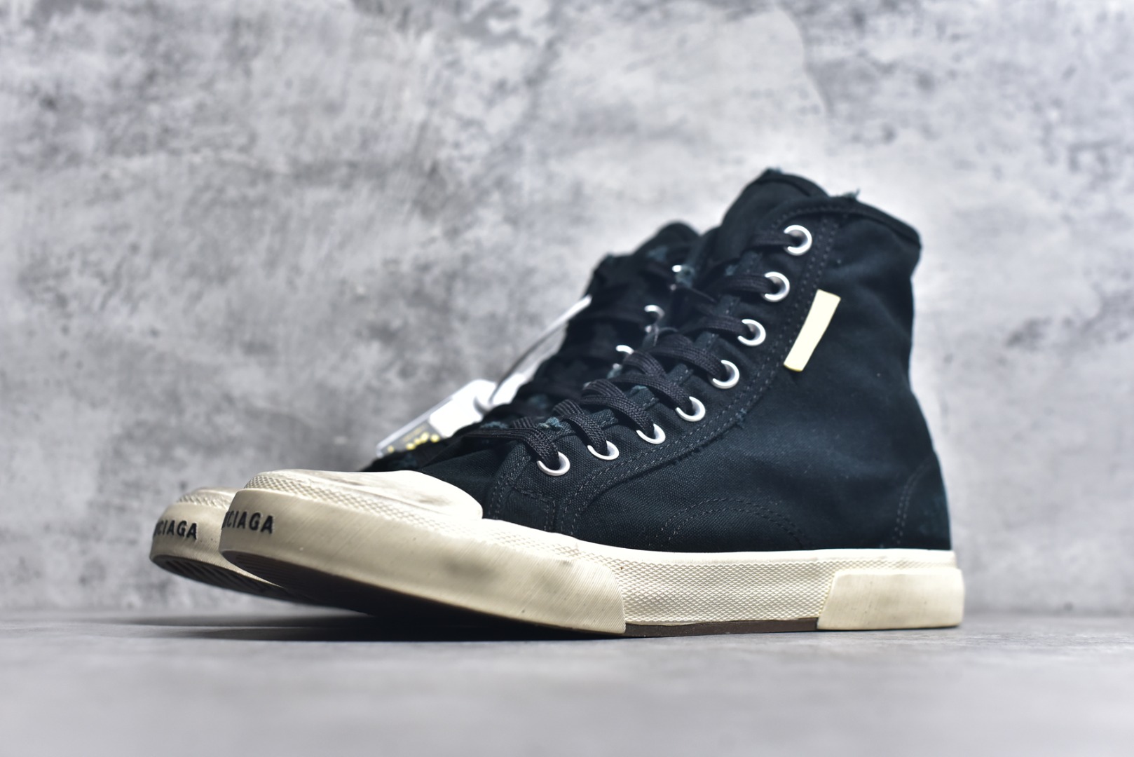 图片[2]-#帆布鞋黑白高 货号 1090 BALENCIAGA巴黎世家 PARIS磨损做旧效果休闲低帮帆布鞋 低帮 绑带鞋面背面浮印尺码鞋头边缘印有BALENCIAGA品牌标识大盒从里到外一切百分百还原官方配置 顶级专供碾压一切版本尺码：35 36 37 38 39 40 41 42 43 44 45-选品中心