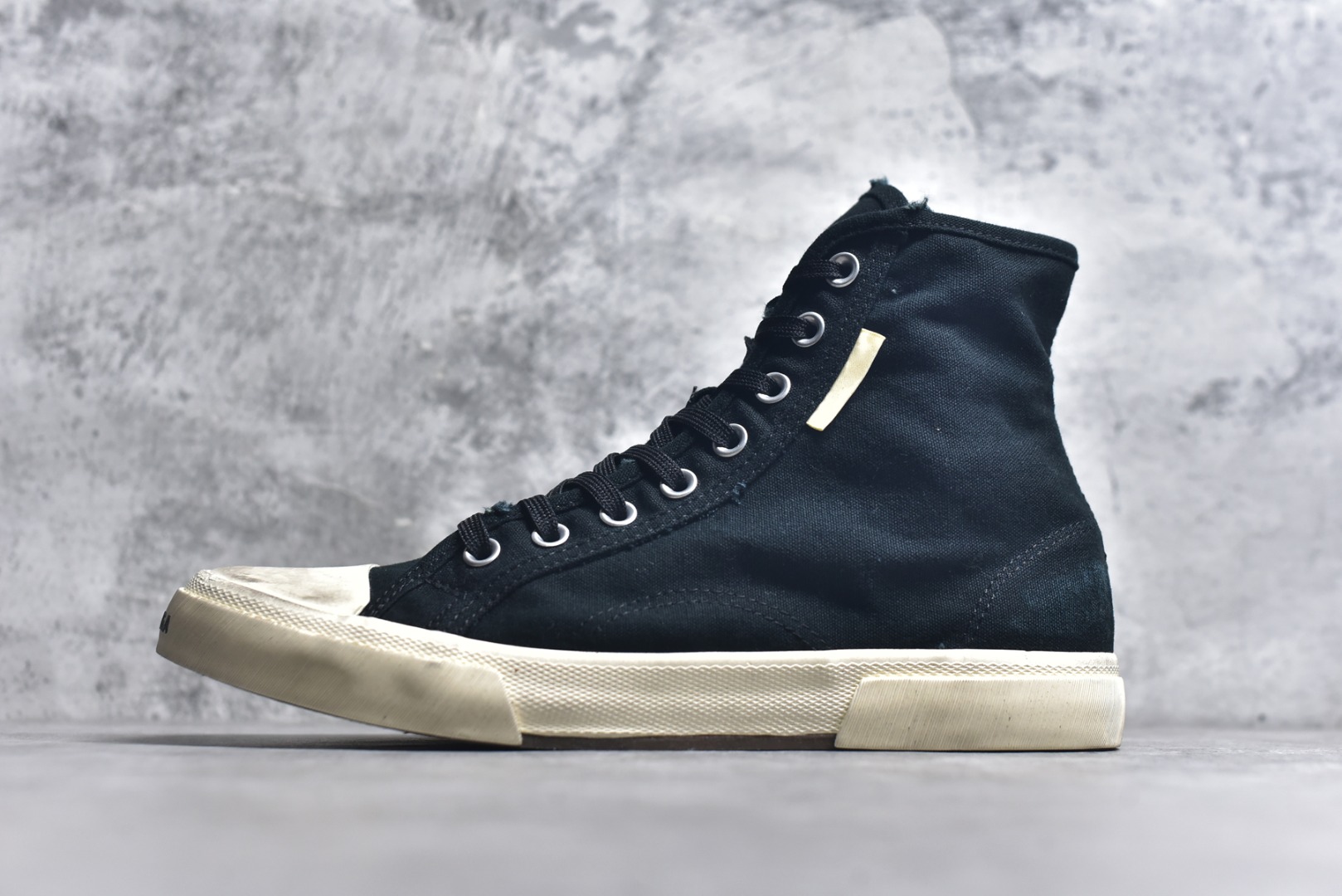 #帆布鞋黑白高 货号 1090 BALENCIAGA巴黎世家 PARIS磨损做旧效果休闲低帮帆布鞋 低帮 绑带鞋面背面浮印尺码鞋头边缘印有BALENCIAGA品牌标识大盒从里到外一切百分百还原官方配置 顶级专供碾压一切版本尺码：35 36 37 38 39 40 41 42 43 44 45-选品中心