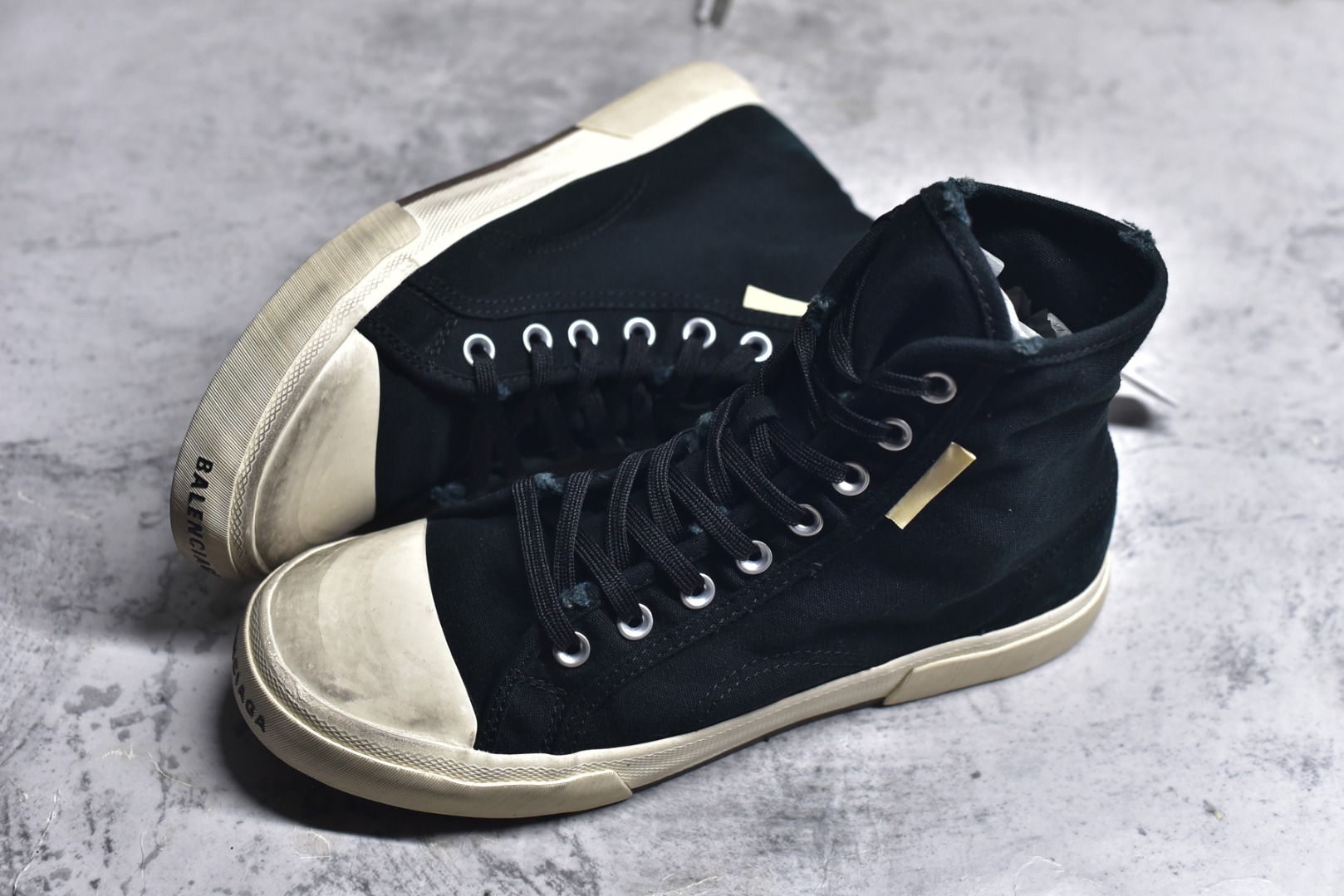 图片[7]-#帆布鞋黑白高 货号 1090 BALENCIAGA巴黎世家 PARIS磨损做旧效果休闲低帮帆布鞋 低帮 绑带鞋面背面浮印尺码鞋头边缘印有BALENCIAGA品牌标识大盒从里到外一切百分百还原官方配置 顶级专供碾压一切版本尺码：35 36 37 38 39 40 41 42 43 44 45-选品中心
