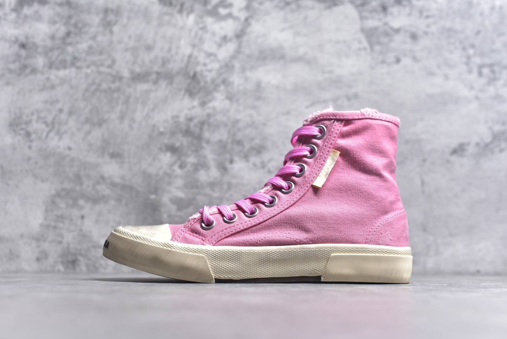 #帆布鞋 粉高 货号 5592 BALENCIAGA巴黎世家 PARIS磨损做旧效果休闲低帮帆布鞋 低帮 绑带鞋面背面浮印尺码鞋头边缘印有BALENCIAGA品牌标识大盒从里到外一切百分百还原官方配置 顶级专供碾压一切版本尺码：35 36 37 38 39 40 41 42 43 44 45-选品中心