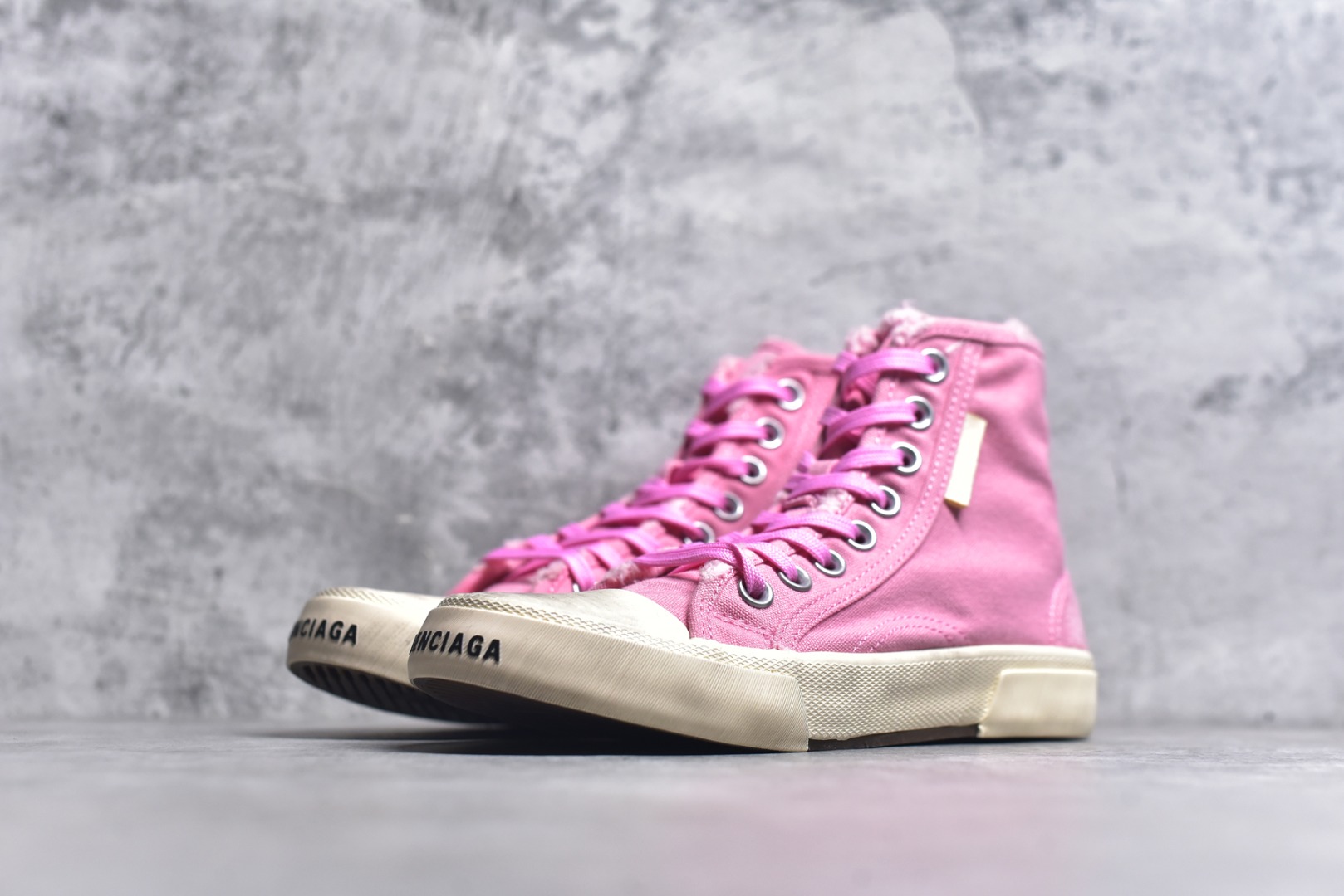 图片[2]-#帆布鞋 粉高 货号 5592 BALENCIAGA巴黎世家 PARIS磨损做旧效果休闲低帮帆布鞋 低帮 绑带鞋面背面浮印尺码鞋头边缘印有BALENCIAGA品牌标识大盒从里到外一切百分百还原官方配置 顶级专供碾压一切版本尺码：35 36 37 38 39 40 41 42 43 44 45-选品中心