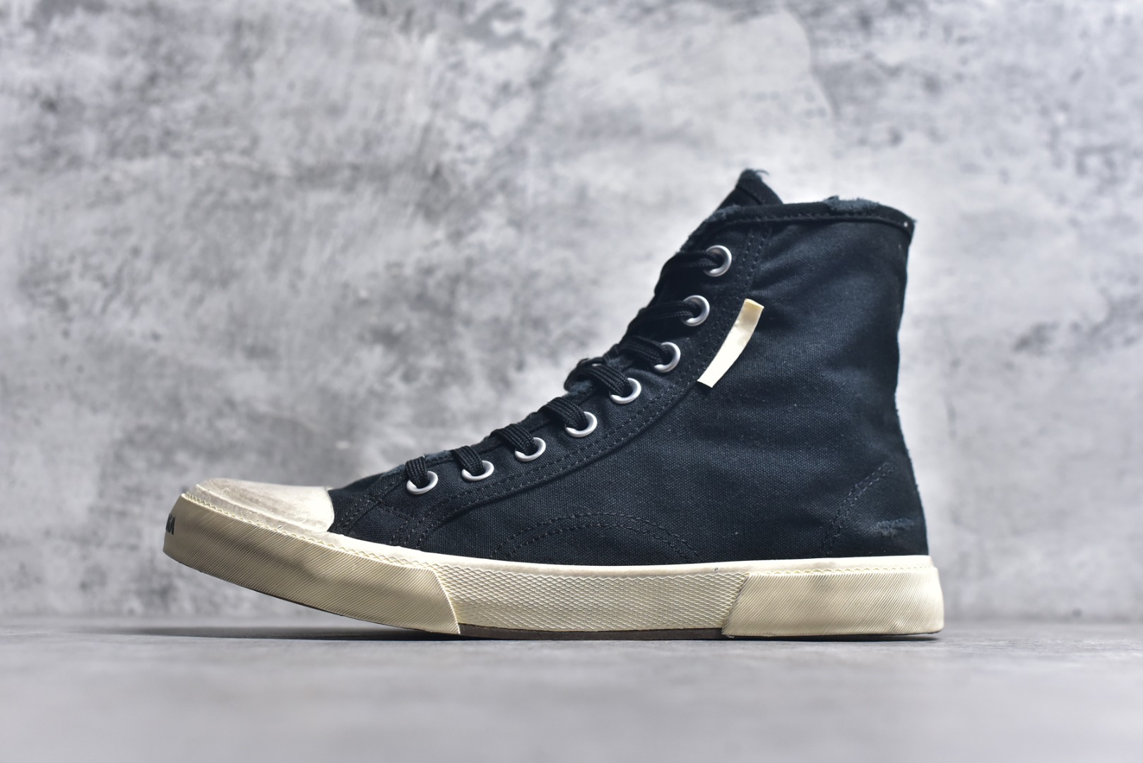 #帆布鞋黑白高 货号 1090 BALENCIAGA巴黎世家 PARIS磨损做旧效果休闲低帮帆布鞋 低帮 绑带鞋面背面浮印尺码鞋头边缘印有BALENCIAGA品牌标识大盒从里到外一切百分百还原官方配置 顶级专供碾压一切版本尺码：35 36 37 38 39 40 41 42 43 44 45-选品中心