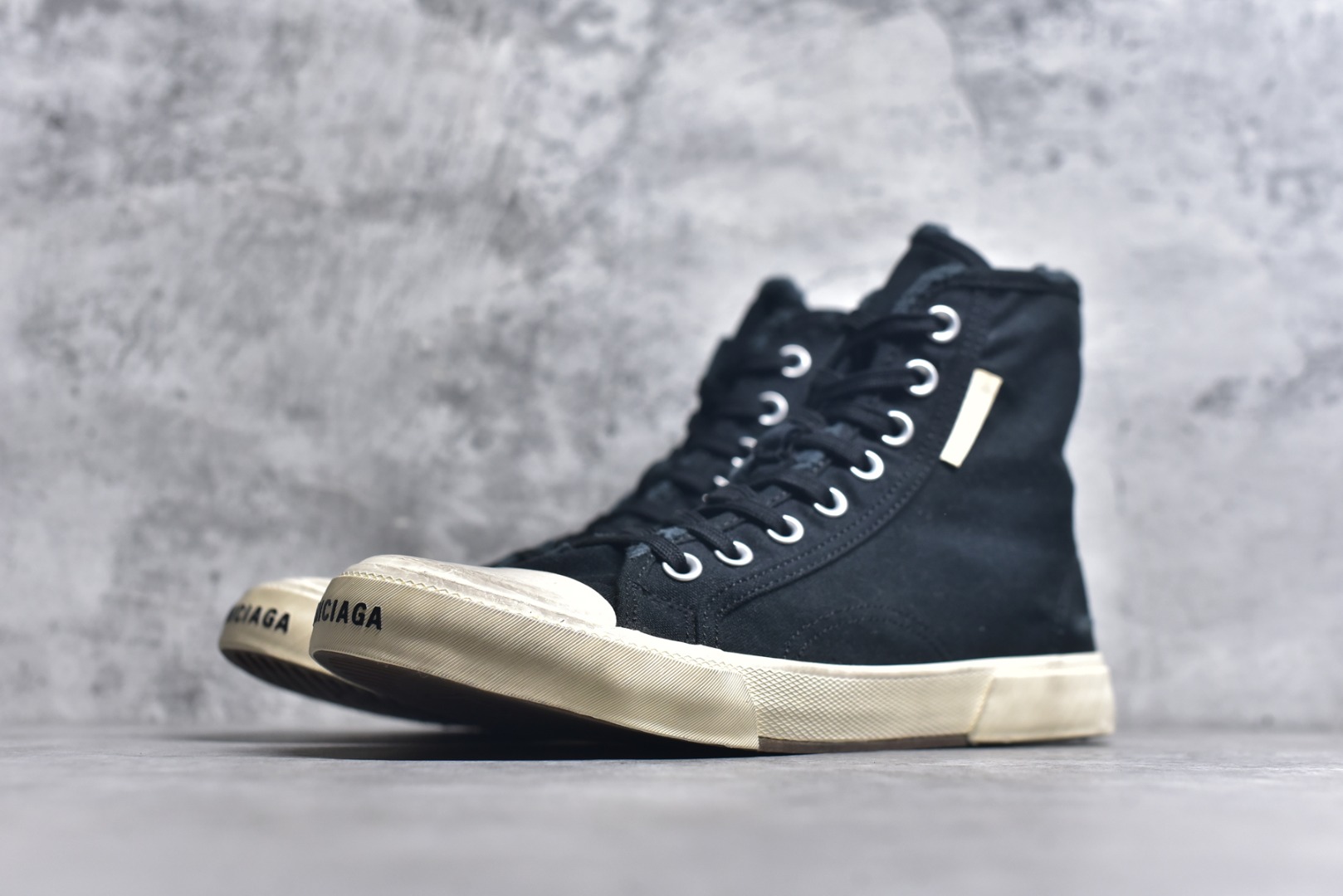 图片[2]-#帆布鞋黑白高 货号 1090 BALENCIAGA巴黎世家 PARIS磨损做旧效果休闲低帮帆布鞋 低帮 绑带鞋面背面浮印尺码鞋头边缘印有BALENCIAGA品牌标识大盒从里到外一切百分百还原官方配置 顶级专供碾压一切版本尺码：35 36 37 38 39 40 41 42 43 44 45-选品中心