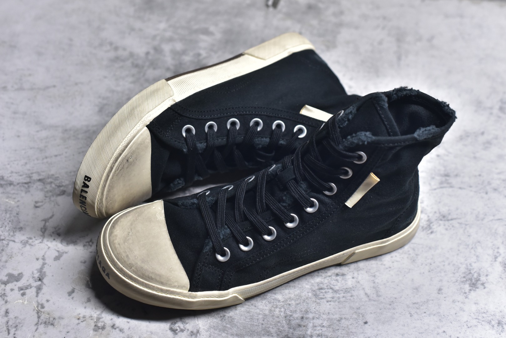 图片[7]-#帆布鞋黑白高 货号 1090 BALENCIAGA巴黎世家 PARIS磨损做旧效果休闲低帮帆布鞋 低帮 绑带鞋面背面浮印尺码鞋头边缘印有BALENCIAGA品牌标识大盒从里到外一切百分百还原官方配置 顶级专供碾压一切版本尺码：35 36 37 38 39 40 41 42 43 44 45-选品中心