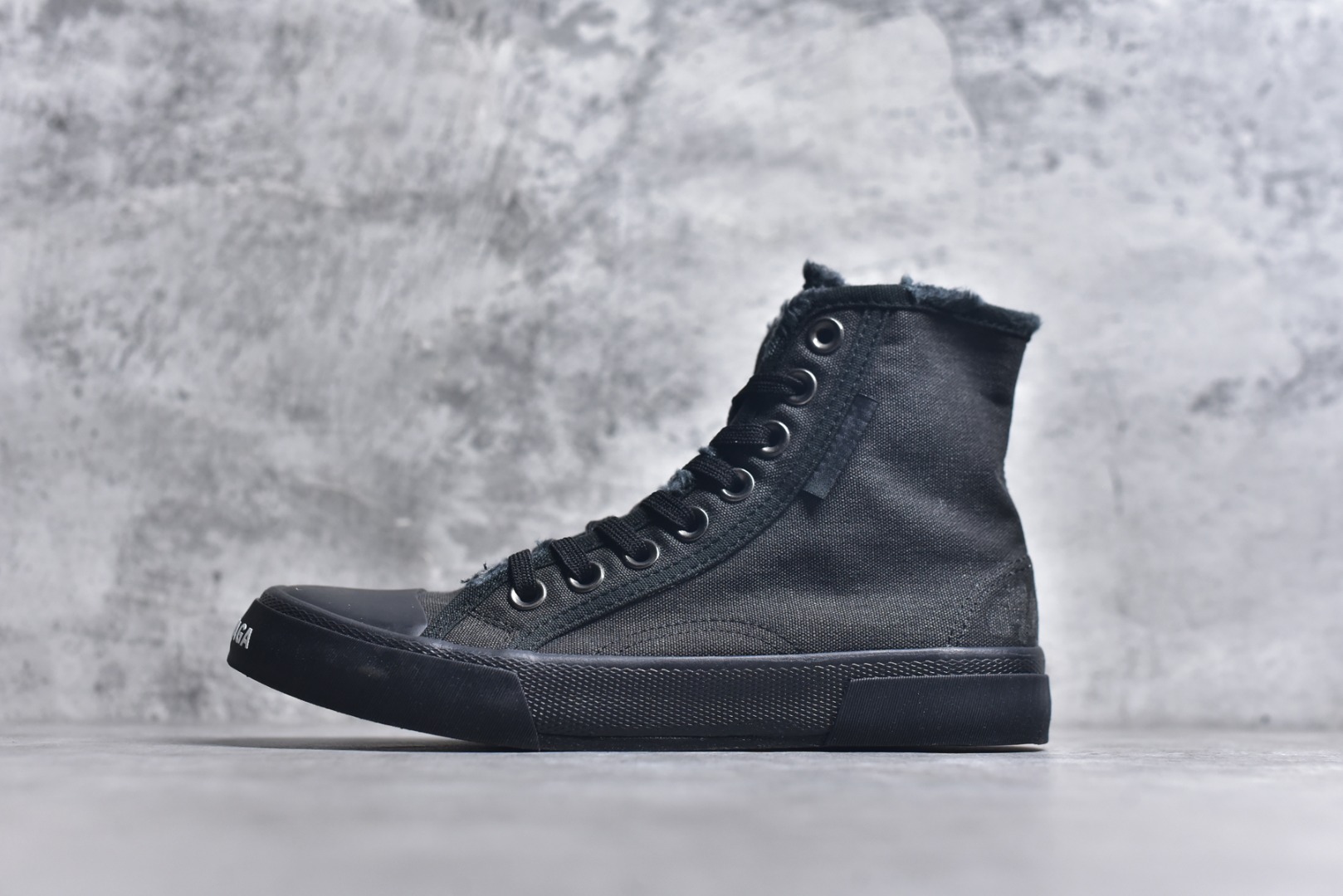#帆布鞋全黑高 货号 1090 BALENCIAGA巴黎世家 PARIS磨损做旧效果休闲低帮帆布鞋 低帮 绑带鞋面背面浮印尺码鞋头边缘印有BALENCIAGA品牌标识大盒从里到外一切百分百还原官方配置 顶级专供碾压一切版本尺码：35 36 37 38 39 40 41 42 43 44 45-选品中心