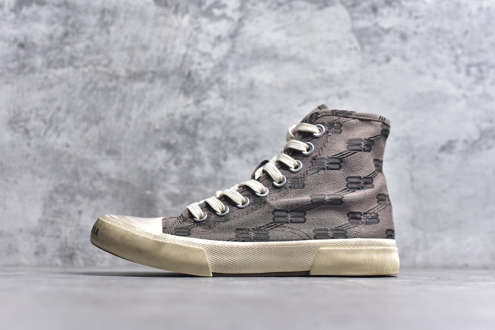 #帆布鞋棕高 货号 0216 BALENCIAGA巴黎世家 PARIS磨损做旧效果休闲低帮帆布鞋 低帮 绑带鞋面背面浮印尺码鞋头边缘印有BALENCIAGA品牌标识大盒从里到外一切百分百还原官方配置 顶级专供碾压一切版本尺码：35 36 37 38 39 40 41 42 43 44 45-选品中心
