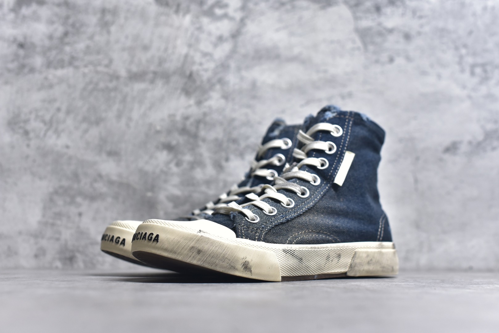 图片[2]-#帆布鞋牛仔高 货号 4090 BALENCIAGA巴黎世家 PARIS磨损做旧效果休闲低帮帆布鞋 低帮 绑带鞋面背面浮印尺码鞋头边缘印有BALENCIAGA品牌标识大盒从里到外一切百分百还原官方配置 顶级专供碾压一切版本尺码：35 36 37 38 39 40 41 42 43 44 45-选品中心
