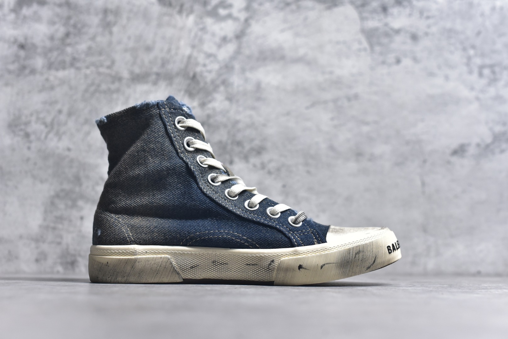 图片[3]-#帆布鞋牛仔高 货号 4090 BALENCIAGA巴黎世家 PARIS磨损做旧效果休闲低帮帆布鞋 低帮 绑带鞋面背面浮印尺码鞋头边缘印有BALENCIAGA品牌标识大盒从里到外一切百分百还原官方配置 顶级专供碾压一切版本尺码：35 36 37 38 39 40 41 42 43 44 45-选品中心