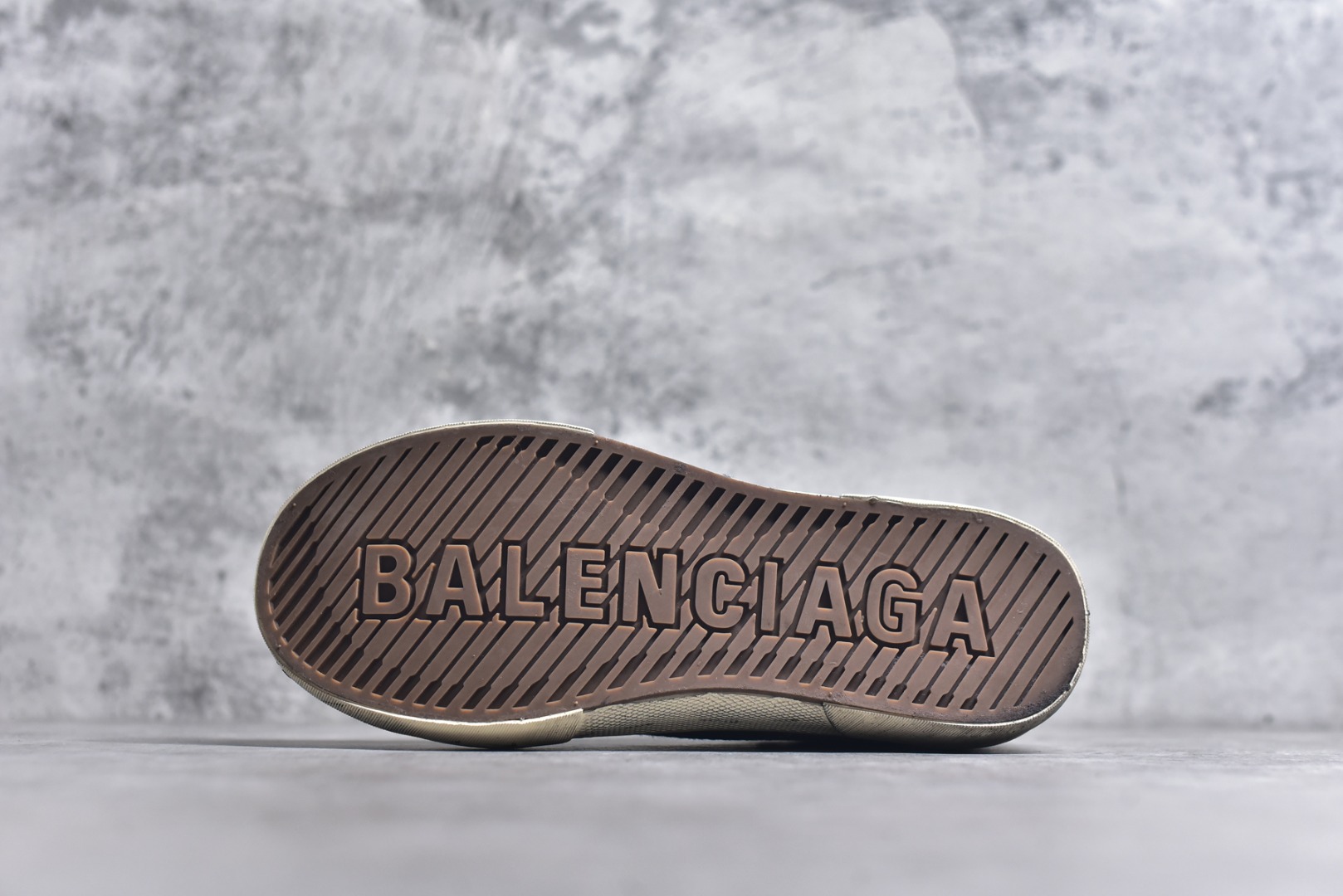图片[6]-#帆布鞋牛仔高 货号 4090 BALENCIAGA巴黎世家 PARIS磨损做旧效果休闲低帮帆布鞋 低帮 绑带鞋面背面浮印尺码鞋头边缘印有BALENCIAGA品牌标识大盒从里到外一切百分百还原官方配置 顶级专供碾压一切版本尺码：35 36 37 38 39 40 41 42 43 44 45-选品中心