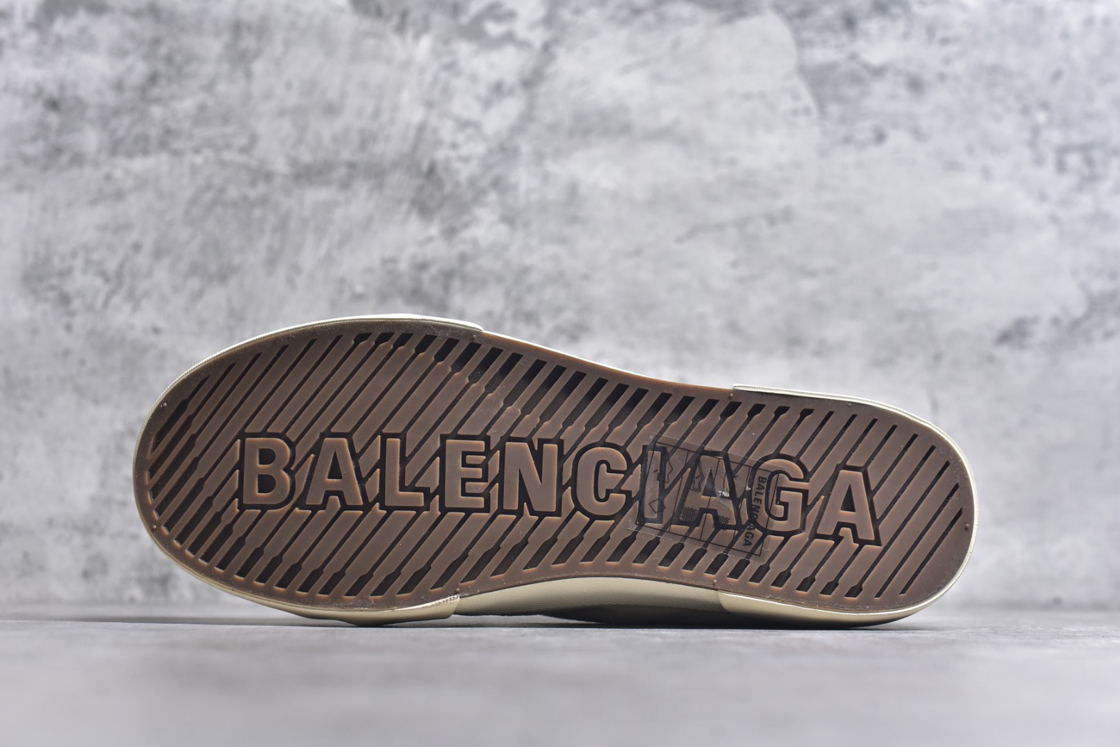 图片[6]-#帆布鞋米高 货号9090 BALENCIAGA巴黎世家 PARIS磨损做旧效果休闲低帮帆布鞋 低帮 绑带鞋面背面浮印尺码鞋头边缘印有BALENCIAGA品牌标识大盒从里到外一切百分百还原官方配置 顶级专供碾压一切版本尺码：35 36 37 38 39 40 41 42 43 44 45-选品中心