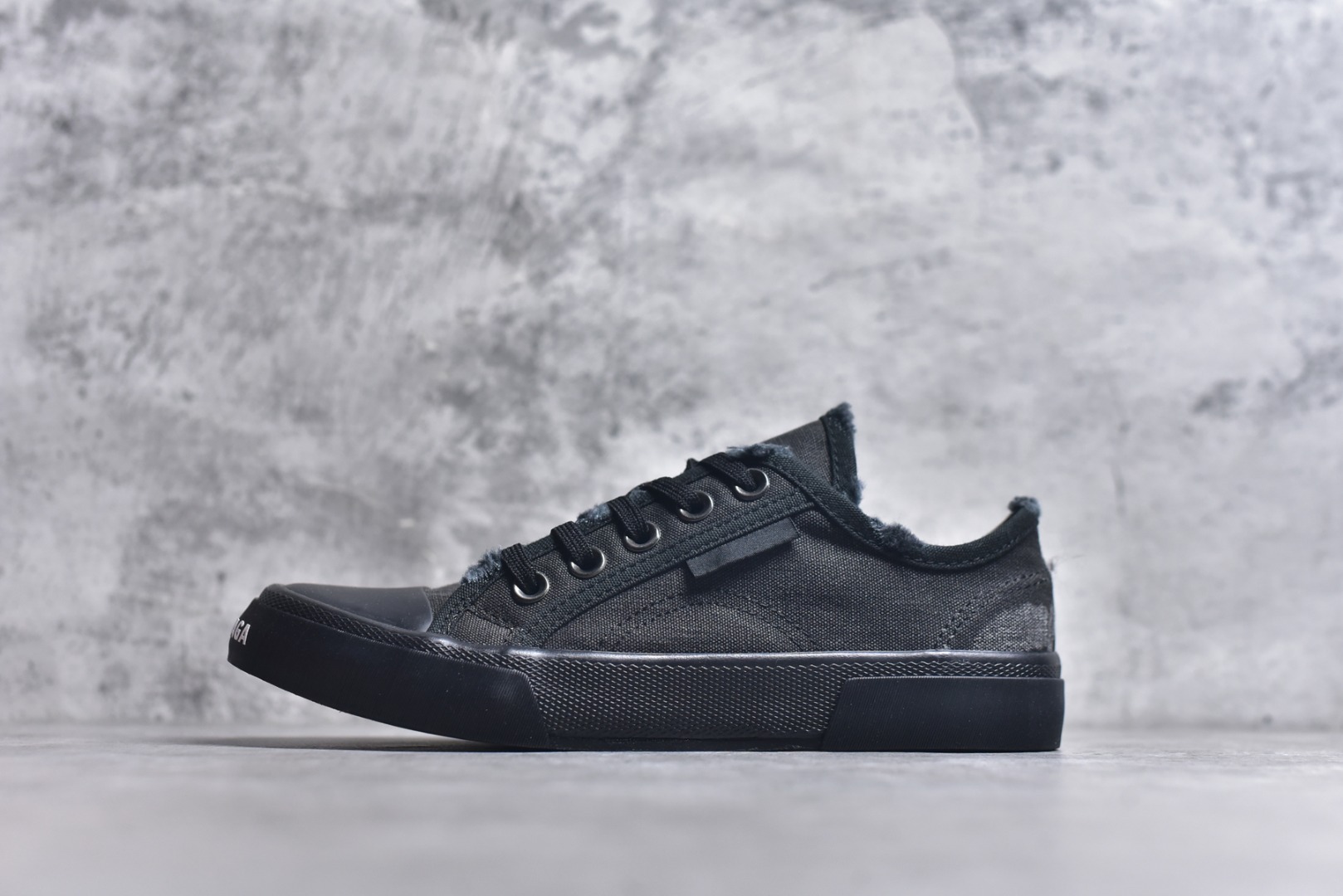 #帆布鞋全黑低 货号 1090 BALENCIAGA巴黎世家 PARIS磨损做旧效果休闲低帮帆布鞋 低帮 绑带鞋面背面浮印尺码鞋头边缘印有BALENCIAGA品牌标识大盒从里到外一切百分百还原官方配置 顶级专供碾压一切版本尺码：35 36 37 38 39 40 41 42 43 44 45-选品中心
