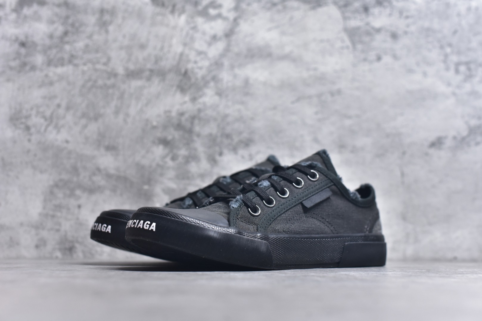 图片[2]-#帆布鞋全黑低 货号 1090 BALENCIAGA巴黎世家 PARIS磨损做旧效果休闲低帮帆布鞋 低帮 绑带鞋面背面浮印尺码鞋头边缘印有BALENCIAGA品牌标识大盒从里到外一切百分百还原官方配置 顶级专供碾压一切版本尺码：35 36 37 38 39 40 41 42 43 44 45-选品中心