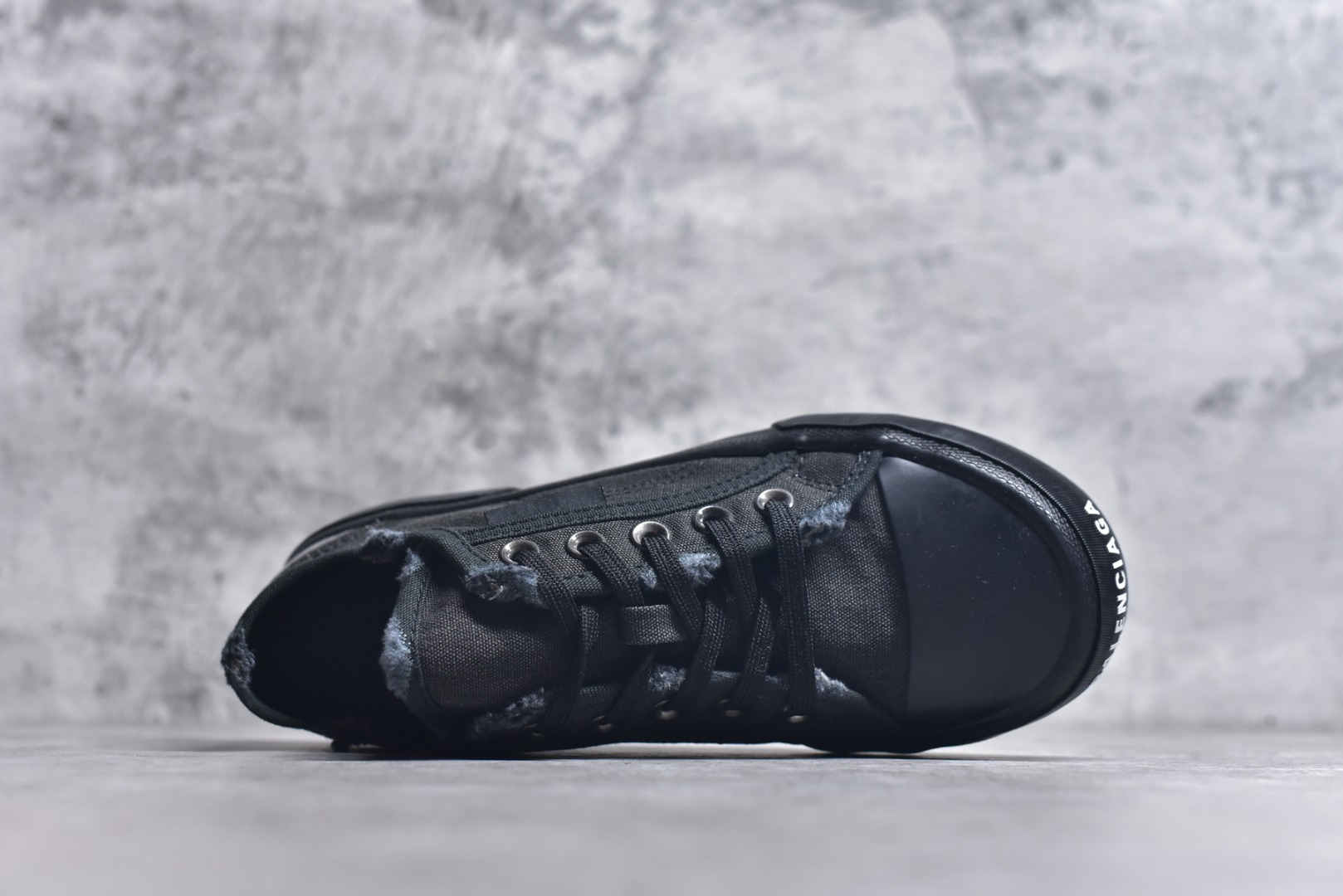 图片[4]-#帆布鞋全黑低 货号 1090 BALENCIAGA巴黎世家 PARIS磨损做旧效果休闲低帮帆布鞋 低帮 绑带鞋面背面浮印尺码鞋头边缘印有BALENCIAGA品牌标识大盒从里到外一切百分百还原官方配置 顶级专供碾压一切版本尺码：35 36 37 38 39 40 41 42 43 44 45-选品中心