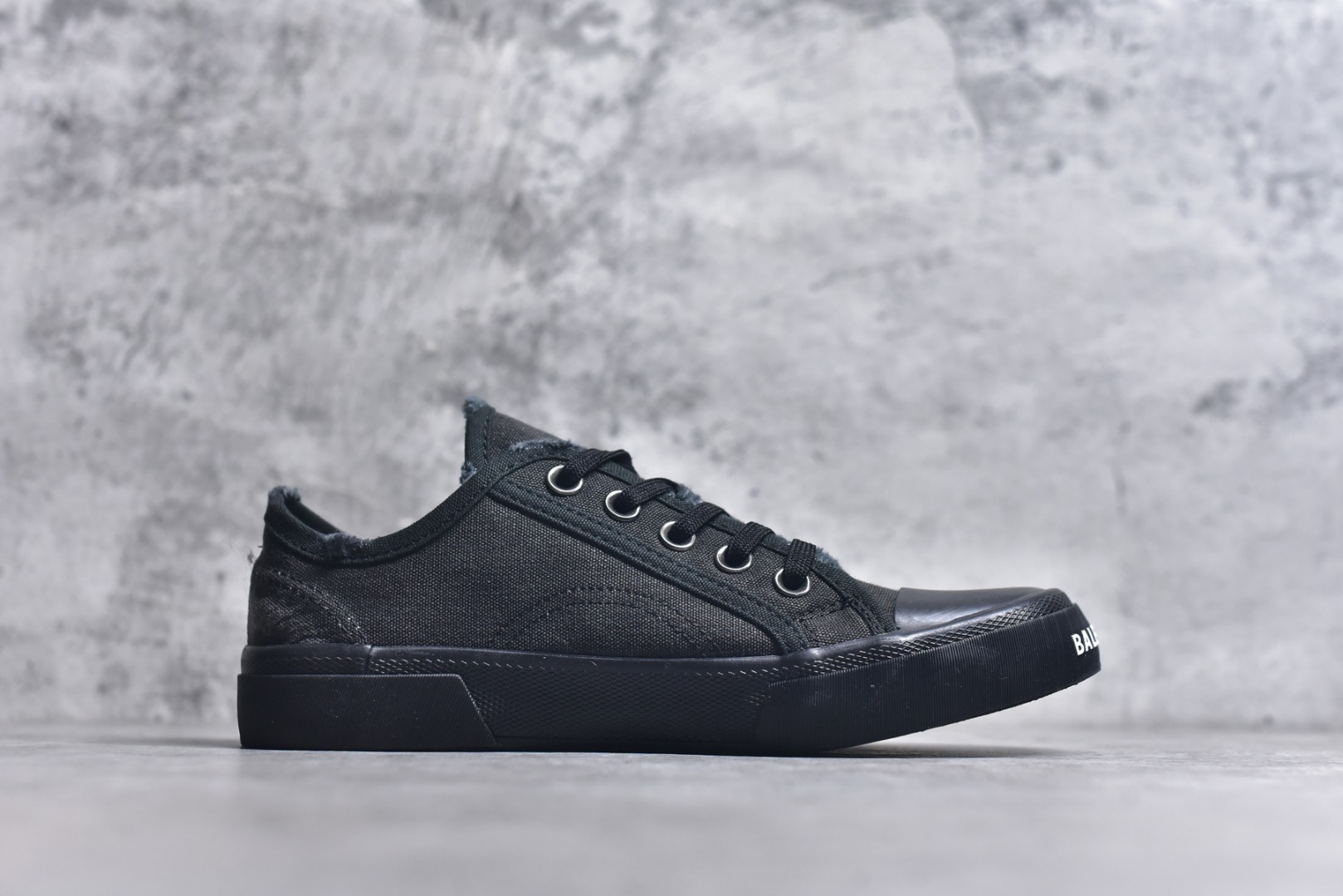 图片[3]-#帆布鞋全黑低 货号 1090 BALENCIAGA巴黎世家 PARIS磨损做旧效果休闲低帮帆布鞋 低帮 绑带鞋面背面浮印尺码鞋头边缘印有BALENCIAGA品牌标识大盒从里到外一切百分百还原官方配置 顶级专供碾压一切版本尺码：35 36 37 38 39 40 41 42 43 44 45-选品中心