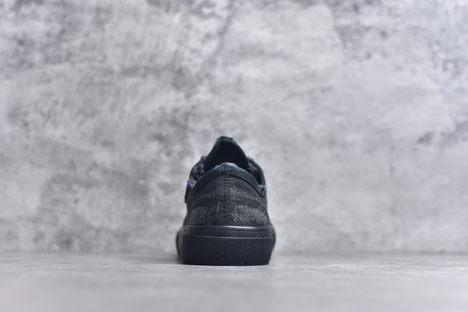 图片[5]-#帆布鞋全黑低 货号 1090 BALENCIAGA巴黎世家 PARIS磨损做旧效果休闲低帮帆布鞋 低帮 绑带鞋面背面浮印尺码鞋头边缘印有BALENCIAGA品牌标识大盒从里到外一切百分百还原官方配置 顶级专供碾压一切版本尺码：35 36 37 38 39 40 41 42 43 44 45-选品中心