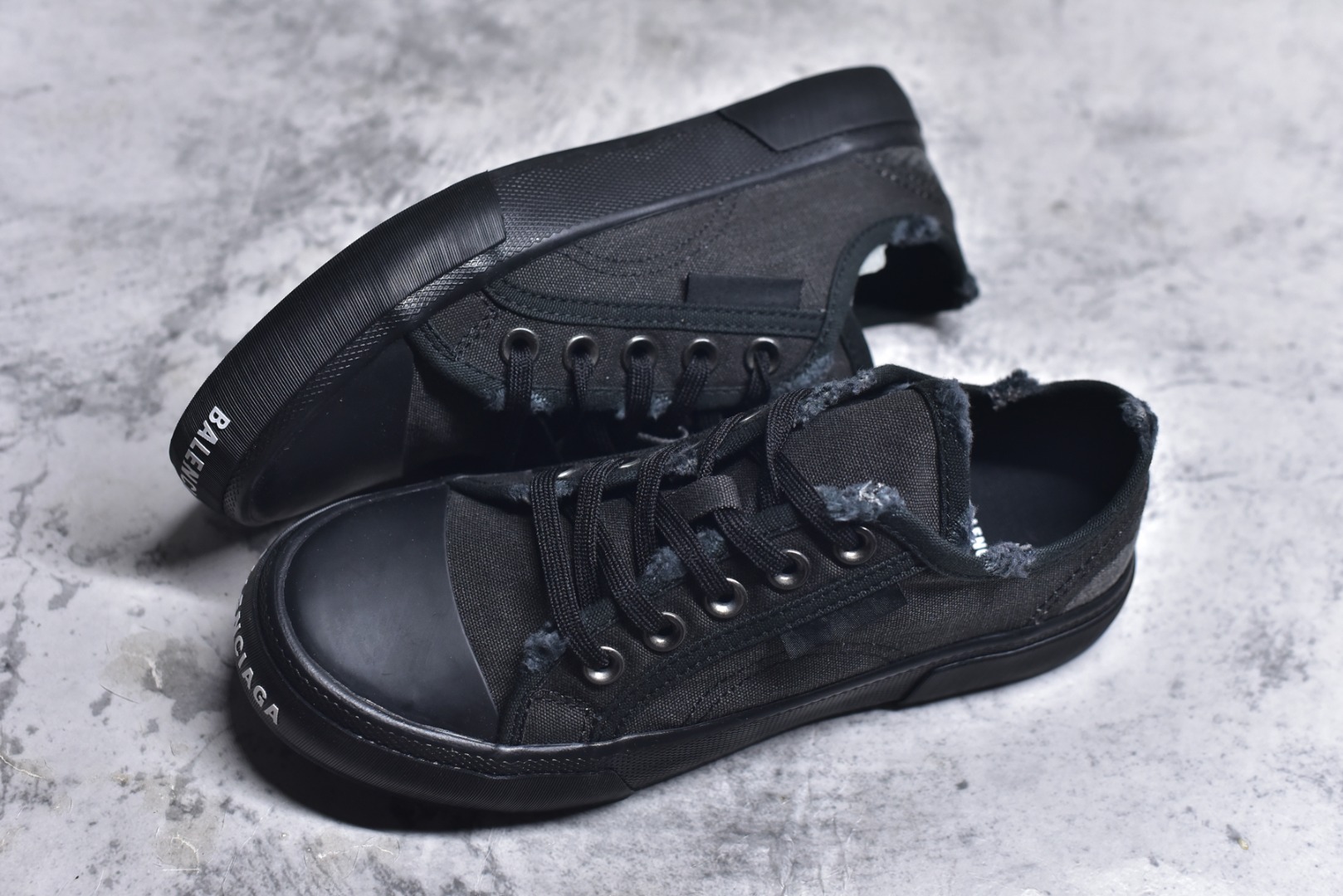 图片[7]-#帆布鞋全黑低 货号 1090 BALENCIAGA巴黎世家 PARIS磨损做旧效果休闲低帮帆布鞋 低帮 绑带鞋面背面浮印尺码鞋头边缘印有BALENCIAGA品牌标识大盒从里到外一切百分百还原官方配置 顶级专供碾压一切版本尺码：35 36 37 38 39 40 41 42 43 44 45-选品中心