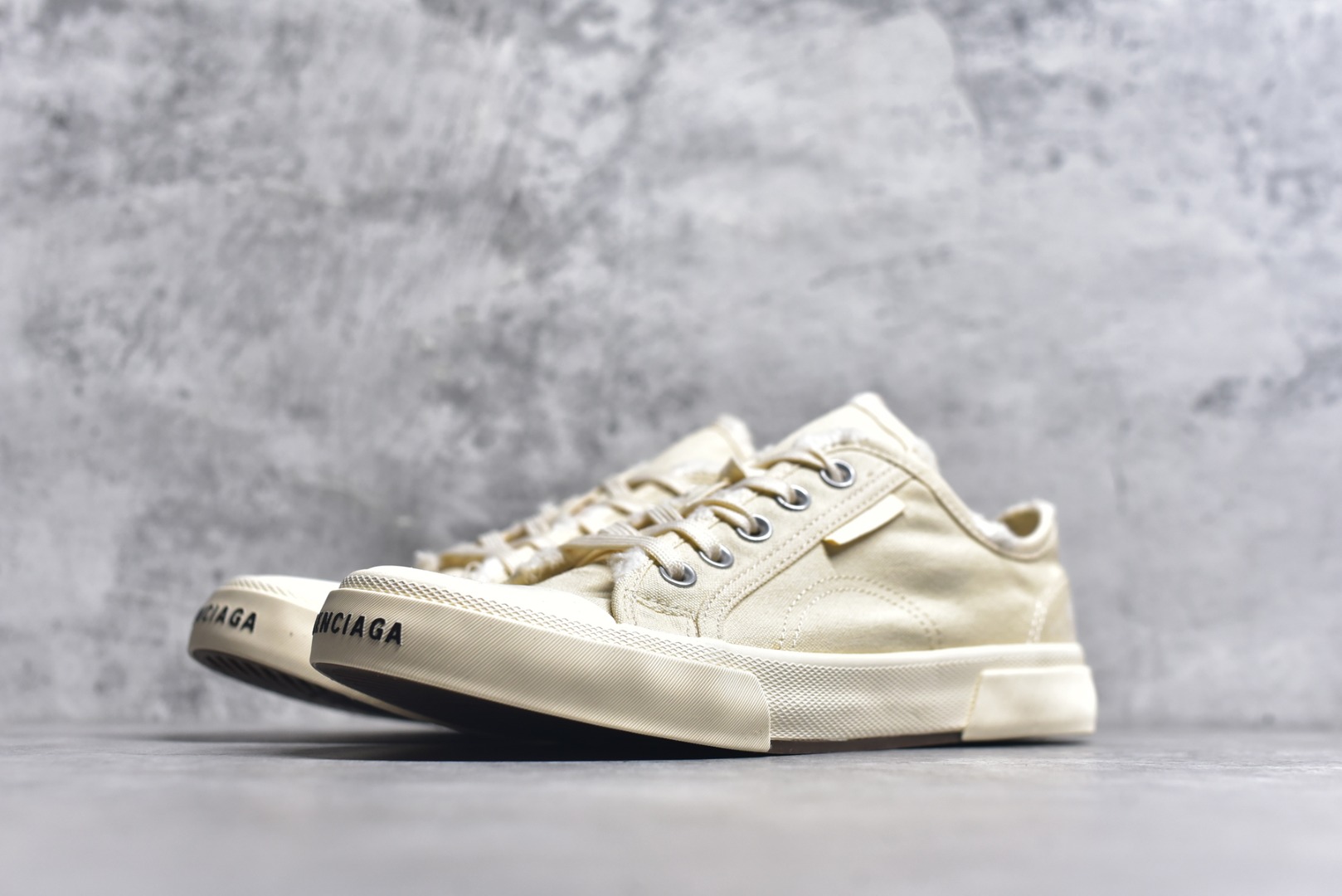 图片[2]-#帆布鞋米低 货号 9091 BALENCIAGA巴黎世家 PARIS磨损做旧效果休闲低帮帆布鞋 低帮 绑带鞋面背面浮印尺码鞋头边缘印有BALENCIAGA品牌标识大盒从里到外一切百分百还原官方配置 顶级专供碾压一切版本尺码：35 36 37 38 39 40 41 42 43 44 45-选品中心