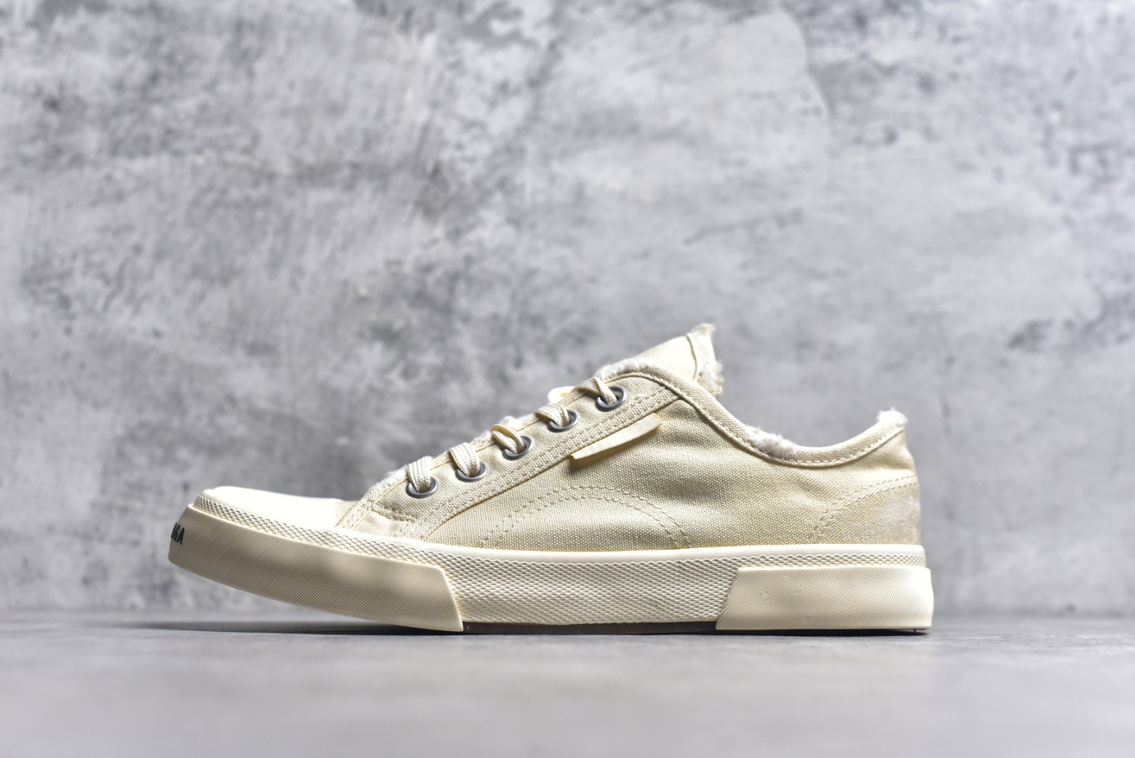 #帆布鞋米低 货号 9091 BALENCIAGA巴黎世家 PARIS磨损做旧效果休闲低帮帆布鞋 低帮 绑带鞋面背面浮印尺码鞋头边缘印有BALENCIAGA品牌标识大盒从里到外一切百分百还原官方配置 顶级专供碾压一切版本尺码：35 36 37 38 39 40 41 42 43 44 45-选品中心