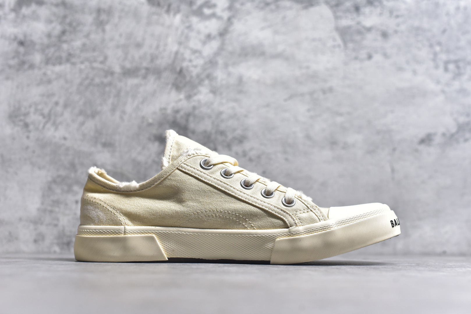 图片[3]-#帆布鞋米低 货号 9091 BALENCIAGA巴黎世家 PARIS磨损做旧效果休闲低帮帆布鞋 低帮 绑带鞋面背面浮印尺码鞋头边缘印有BALENCIAGA品牌标识大盒从里到外一切百分百还原官方配置 顶级专供碾压一切版本尺码：35 36 37 38 39 40 41 42 43 44 45-选品中心