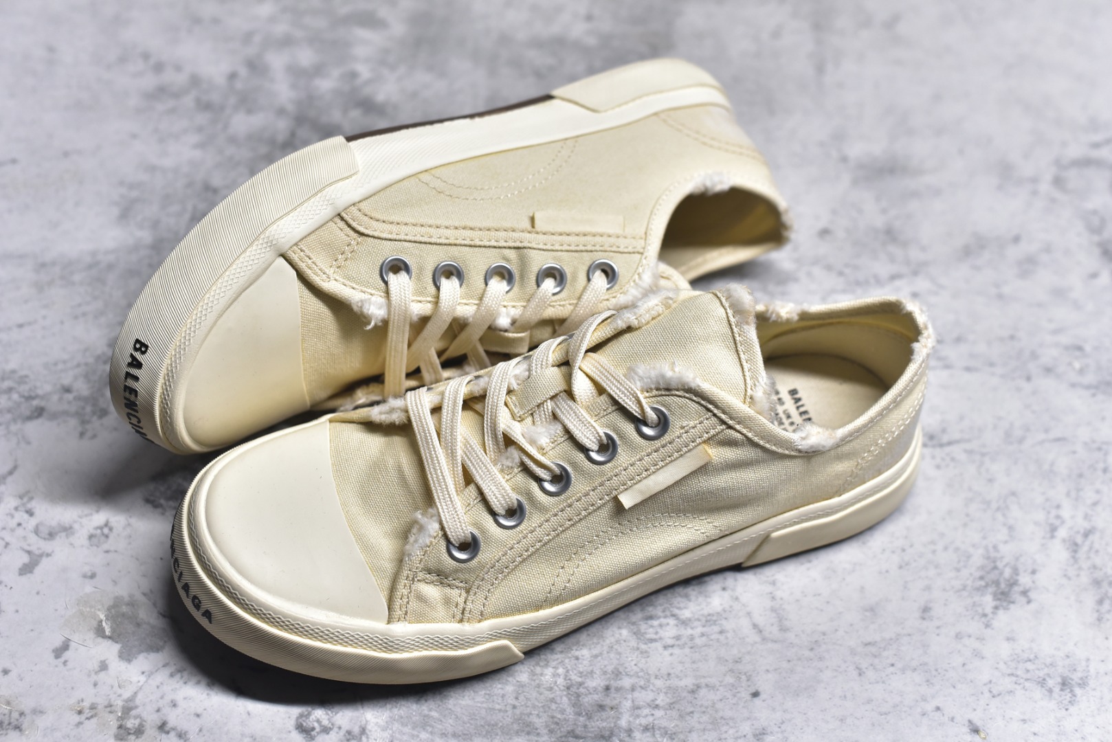 图片[7]-#帆布鞋米低 货号 9091 BALENCIAGA巴黎世家 PARIS磨损做旧效果休闲低帮帆布鞋 低帮 绑带鞋面背面浮印尺码鞋头边缘印有BALENCIAGA品牌标识大盒从里到外一切百分百还原官方配置 顶级专供碾压一切版本尺码：35 36 37 38 39 40 41 42 43 44 45-选品中心