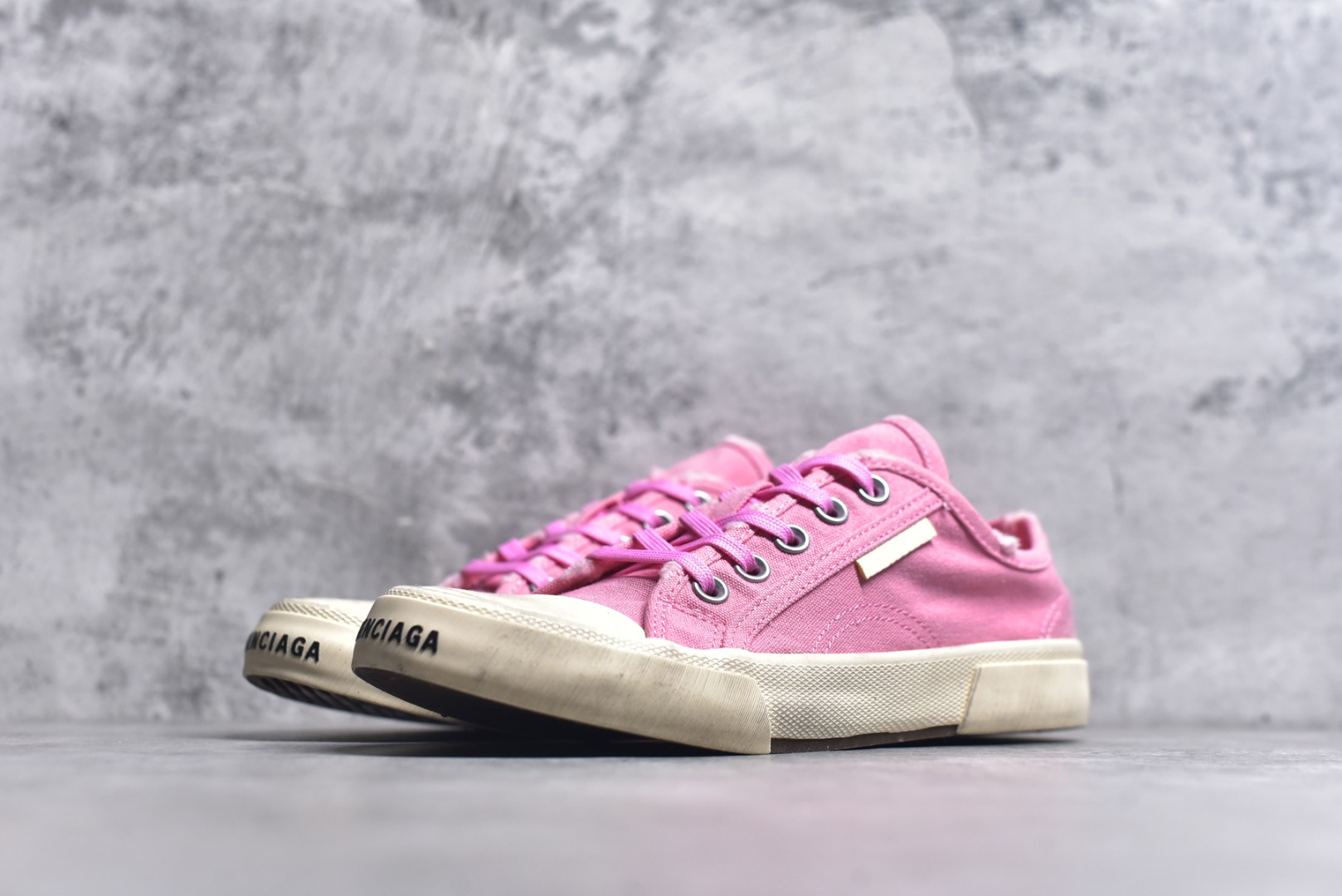 图片[2]-#帆布鞋粉低 货号 5591 BALENCIAGA巴黎世家 PARIS磨损做旧效果休闲低帮帆布鞋 低帮 绑带鞋面背面浮印尺码鞋头边缘印有BALENCIAGA品牌标识大盒从里到外一切百分百还原官方配置 顶级专供碾压一切版本尺码：35 36 37 38 39 40 41 42 43 44 45-选品中心