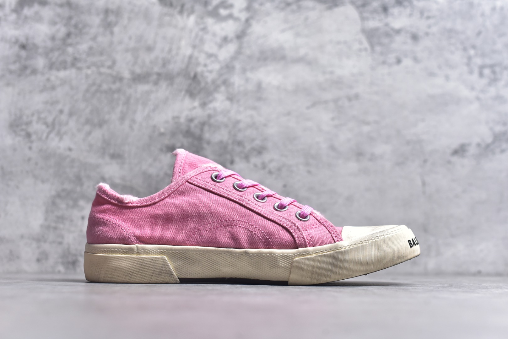 图片[3]-#帆布鞋粉低 货号 5591 BALENCIAGA巴黎世家 PARIS磨损做旧效果休闲低帮帆布鞋 低帮 绑带鞋面背面浮印尺码鞋头边缘印有BALENCIAGA品牌标识大盒从里到外一切百分百还原官方配置 顶级专供碾压一切版本尺码：35 36 37 38 39 40 41 42 43 44 45-选品中心
