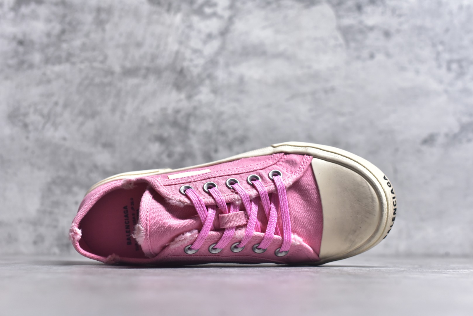 图片[4]-#帆布鞋粉低 货号 5591 BALENCIAGA巴黎世家 PARIS磨损做旧效果休闲低帮帆布鞋 低帮 绑带鞋面背面浮印尺码鞋头边缘印有BALENCIAGA品牌标识大盒从里到外一切百分百还原官方配置 顶级专供碾压一切版本尺码：35 36 37 38 39 40 41 42 43 44 45-选品中心