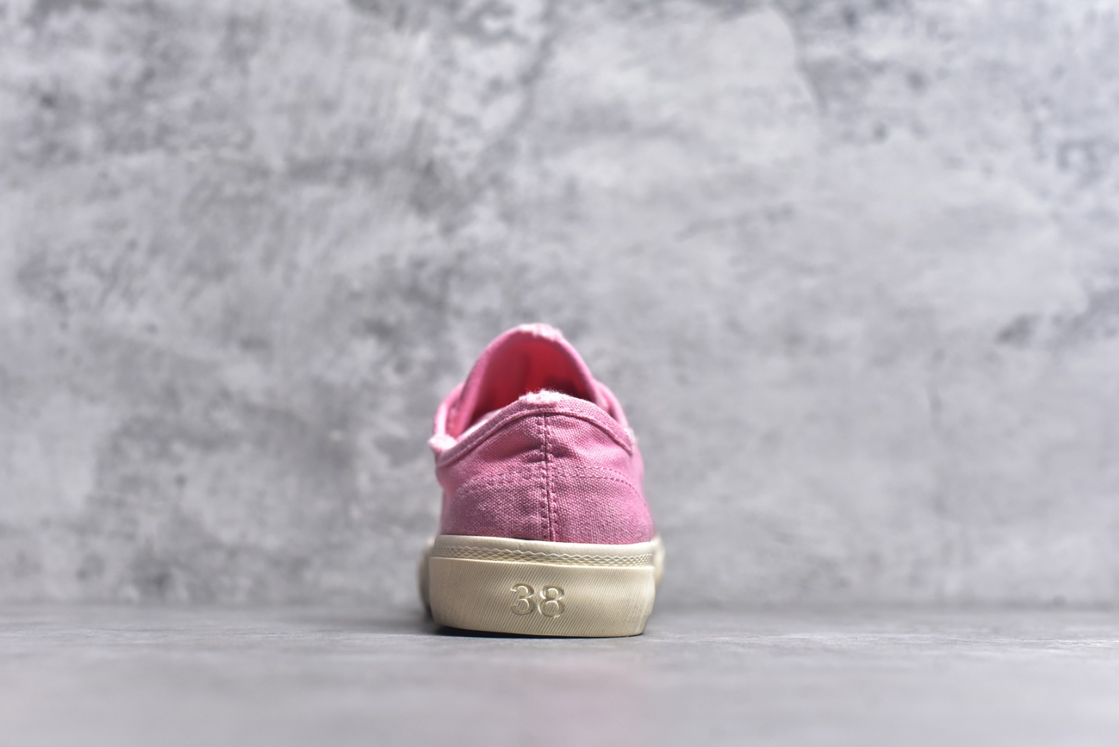 图片[5]-#帆布鞋粉低 货号 5591 BALENCIAGA巴黎世家 PARIS磨损做旧效果休闲低帮帆布鞋 低帮 绑带鞋面背面浮印尺码鞋头边缘印有BALENCIAGA品牌标识大盒从里到外一切百分百还原官方配置 顶级专供碾压一切版本尺码：35 36 37 38 39 40 41 42 43 44 45-选品中心