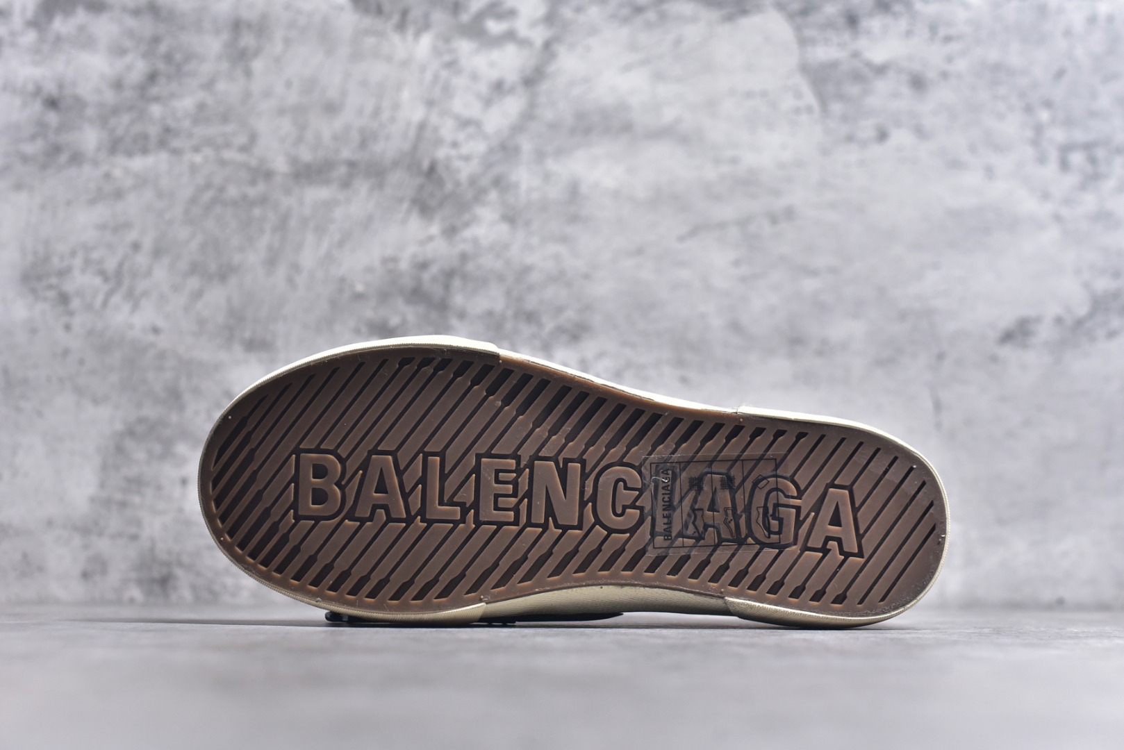 图片[6]-#帆布鞋粉低 货号 5591 BALENCIAGA巴黎世家 PARIS磨损做旧效果休闲低帮帆布鞋 低帮 绑带鞋面背面浮印尺码鞋头边缘印有BALENCIAGA品牌标识大盒从里到外一切百分百还原官方配置 顶级专供碾压一切版本尺码：35 36 37 38 39 40 41 42 43 44 45-选品中心