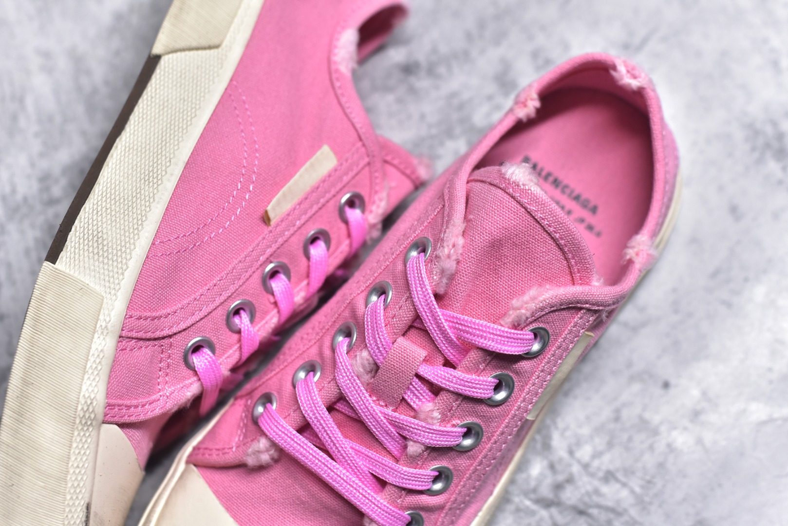 图片[9]-#帆布鞋粉低 货号 5591 BALENCIAGA巴黎世家 PARIS磨损做旧效果休闲低帮帆布鞋 低帮 绑带鞋面背面浮印尺码鞋头边缘印有BALENCIAGA品牌标识大盒从里到外一切百分百还原官方配置 顶级专供碾压一切版本尺码：35 36 37 38 39 40 41 42 43 44 45-选品中心