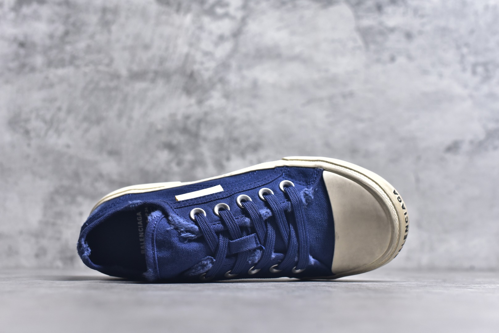 图片[4]-#帆布鞋深蓝低 货号 8061 BALENCIAGA巴黎世家 PARIS磨损做旧效果休闲低帮帆布鞋 低帮 绑带鞋面背面浮印尺码鞋头边缘印有BALENCIAGA品牌标识大盒从里到外一切百分百还原官方配置 顶级专供碾压一切版本尺码：35 36 37 38 39 40 41 42 43 44 45-选品中心