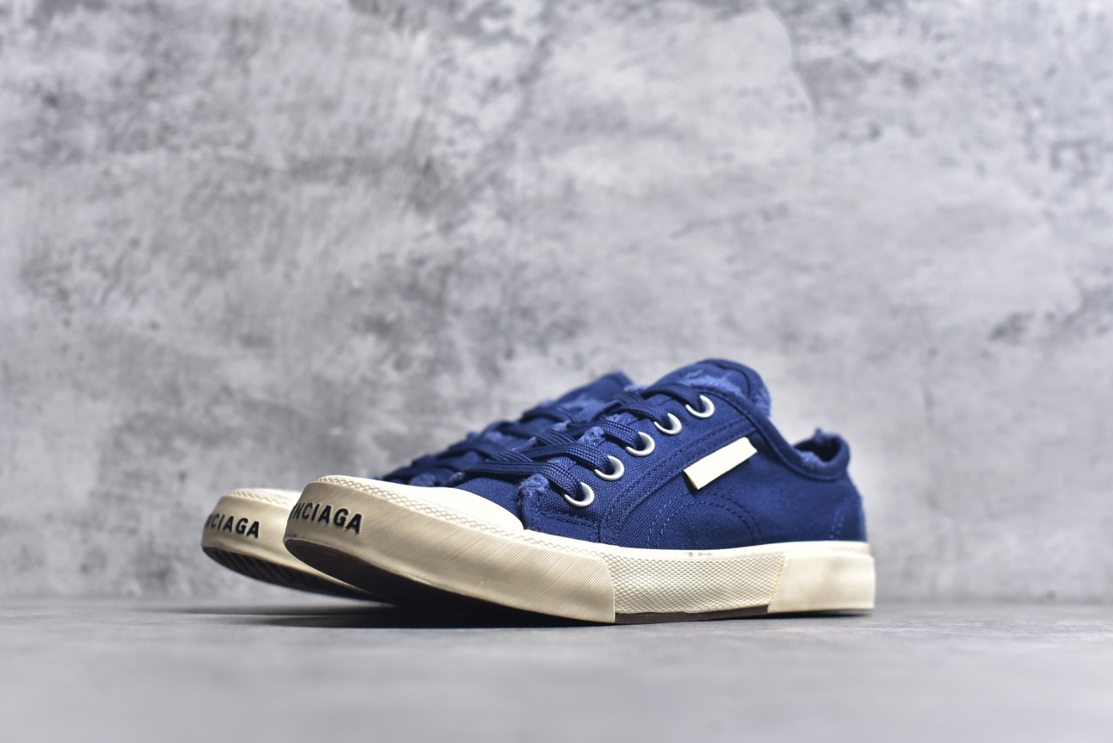 图片[2]-#帆布鞋深蓝低 货号 8061 BALENCIAGA巴黎世家 PARIS磨损做旧效果休闲低帮帆布鞋 低帮 绑带鞋面背面浮印尺码鞋头边缘印有BALENCIAGA品牌标识大盒从里到外一切百分百还原官方配置 顶级专供碾压一切版本尺码：35 36 37 38 39 40 41 42 43 44 45-选品中心