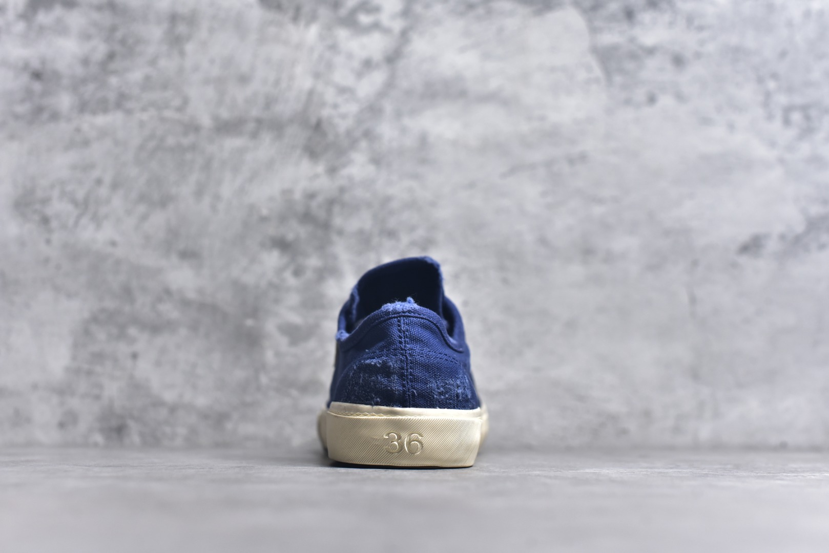 图片[5]-#帆布鞋深蓝低 货号 8061 BALENCIAGA巴黎世家 PARIS磨损做旧效果休闲低帮帆布鞋 低帮 绑带鞋面背面浮印尺码鞋头边缘印有BALENCIAGA品牌标识大盒从里到外一切百分百还原官方配置 顶级专供碾压一切版本尺码：35 36 37 38 39 40 41 42 43 44 45-选品中心