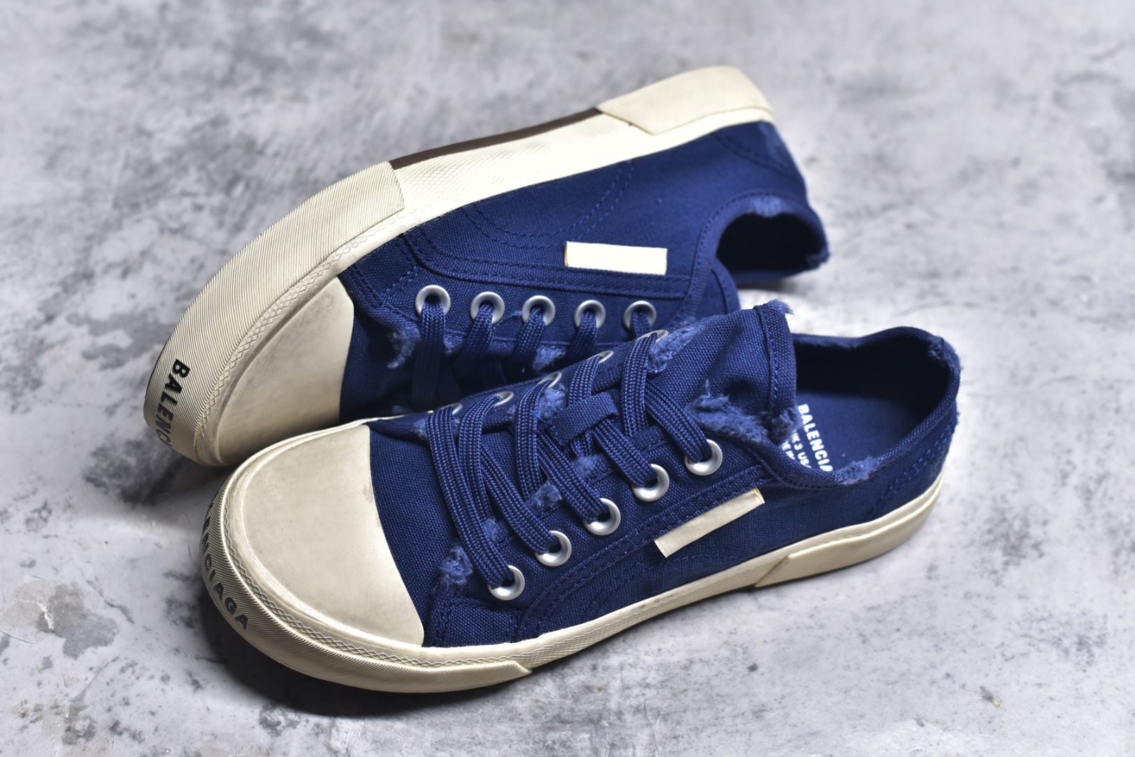 图片[7]-#帆布鞋深蓝低 货号 8061 BALENCIAGA巴黎世家 PARIS磨损做旧效果休闲低帮帆布鞋 低帮 绑带鞋面背面浮印尺码鞋头边缘印有BALENCIAGA品牌标识大盒从里到外一切百分百还原官方配置 顶级专供碾压一切版本尺码：35 36 37 38 39 40 41 42 43 44 45-选品中心