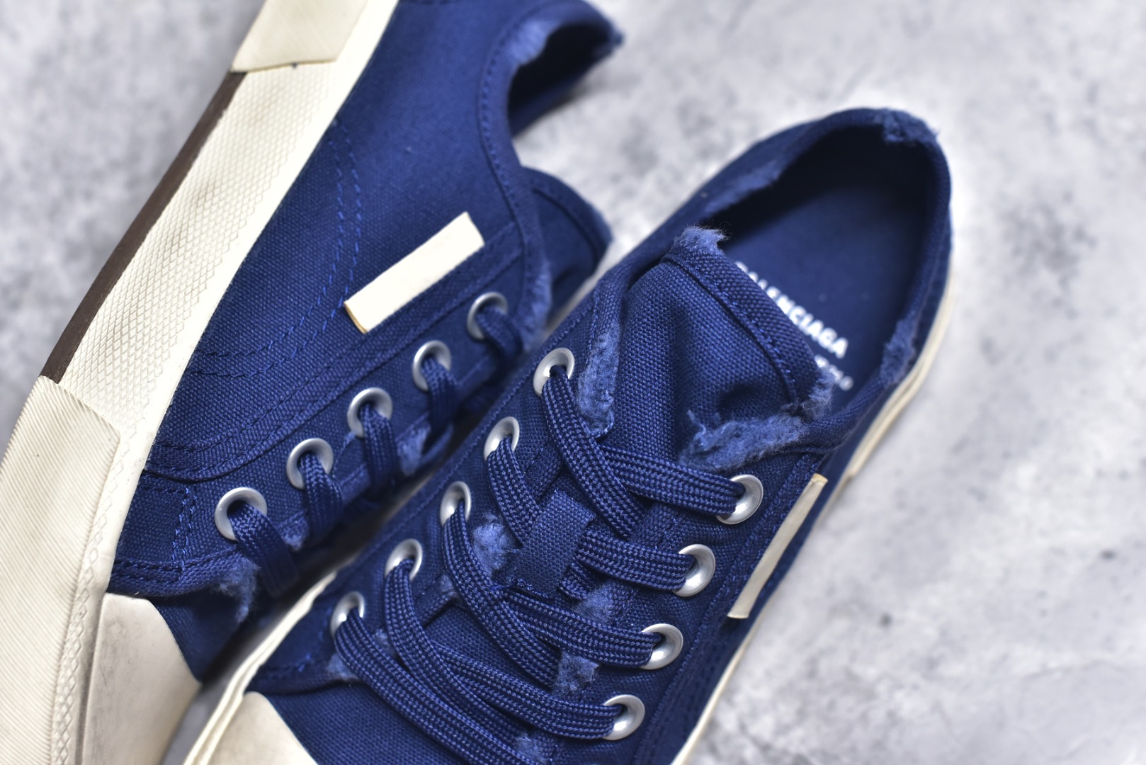 图片[9]-#帆布鞋深蓝低 货号 8061 BALENCIAGA巴黎世家 PARIS磨损做旧效果休闲低帮帆布鞋 低帮 绑带鞋面背面浮印尺码鞋头边缘印有BALENCIAGA品牌标识大盒从里到外一切百分百还原官方配置 顶级专供碾压一切版本尺码：35 36 37 38 39 40 41 42 43 44 45-选品中心
