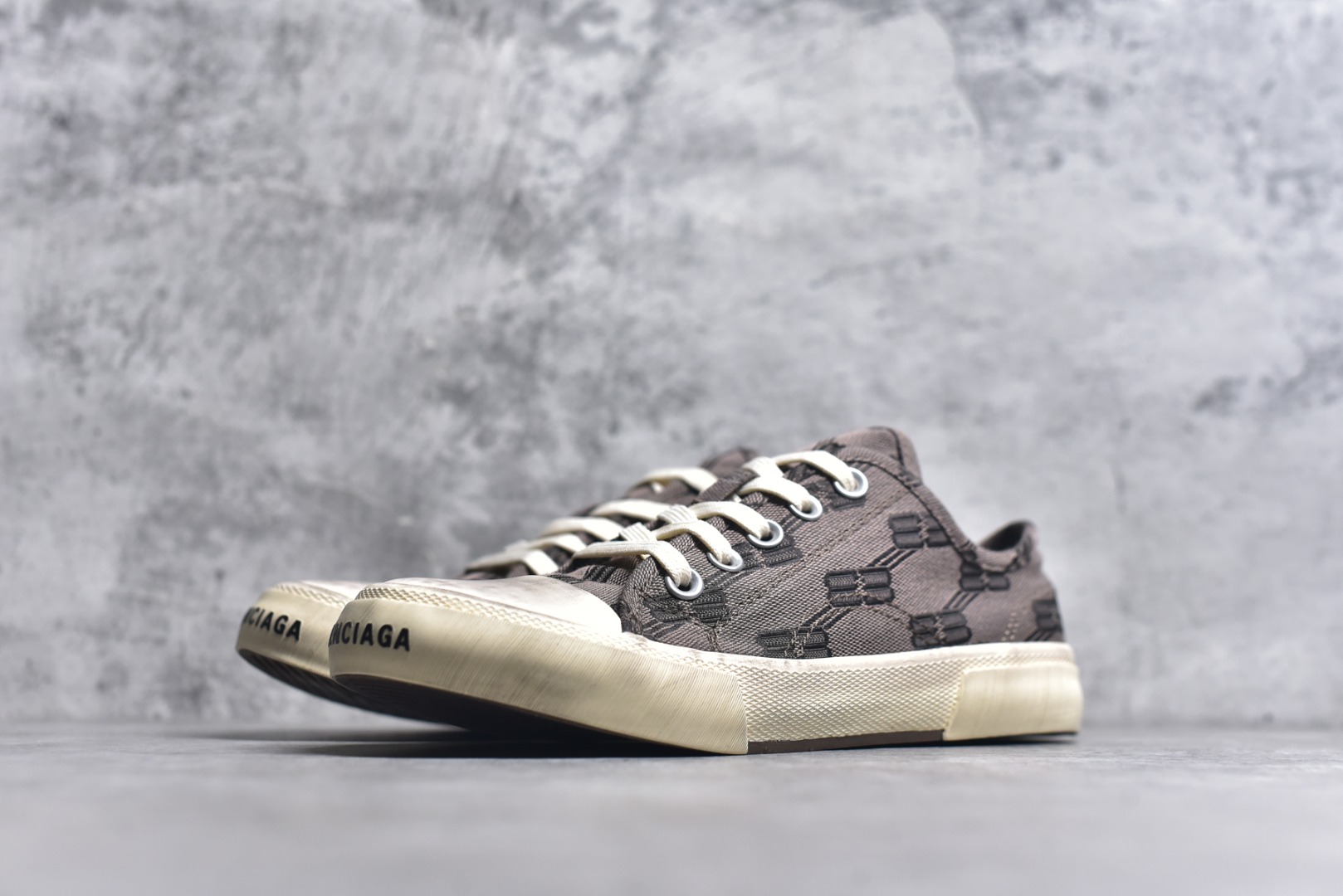 图片[2]-#帆布鞋棕低 货号 0015 BALENCIAGA巴黎世家 PARIS磨损做旧效果休闲低帮帆布鞋 低帮 绑带鞋面背面浮印尺码鞋头边缘印有BALENCIAGA品牌标识大盒从里到外一切百分百还原官方配置 顶级专供碾压一切版本尺码：35 36 37 38 39 40 41 42 43 44 45-选品中心