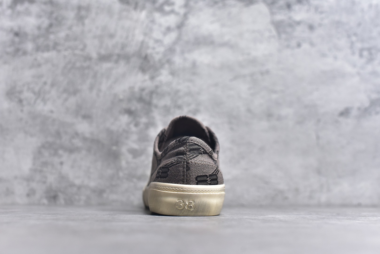 图片[5]-#帆布鞋棕低 货号 0015 BALENCIAGA巴黎世家 PARIS磨损做旧效果休闲低帮帆布鞋 低帮 绑带鞋面背面浮印尺码鞋头边缘印有BALENCIAGA品牌标识大盒从里到外一切百分百还原官方配置 顶级专供碾压一切版本尺码：35 36 37 38 39 40 41 42 43 44 45-选品中心